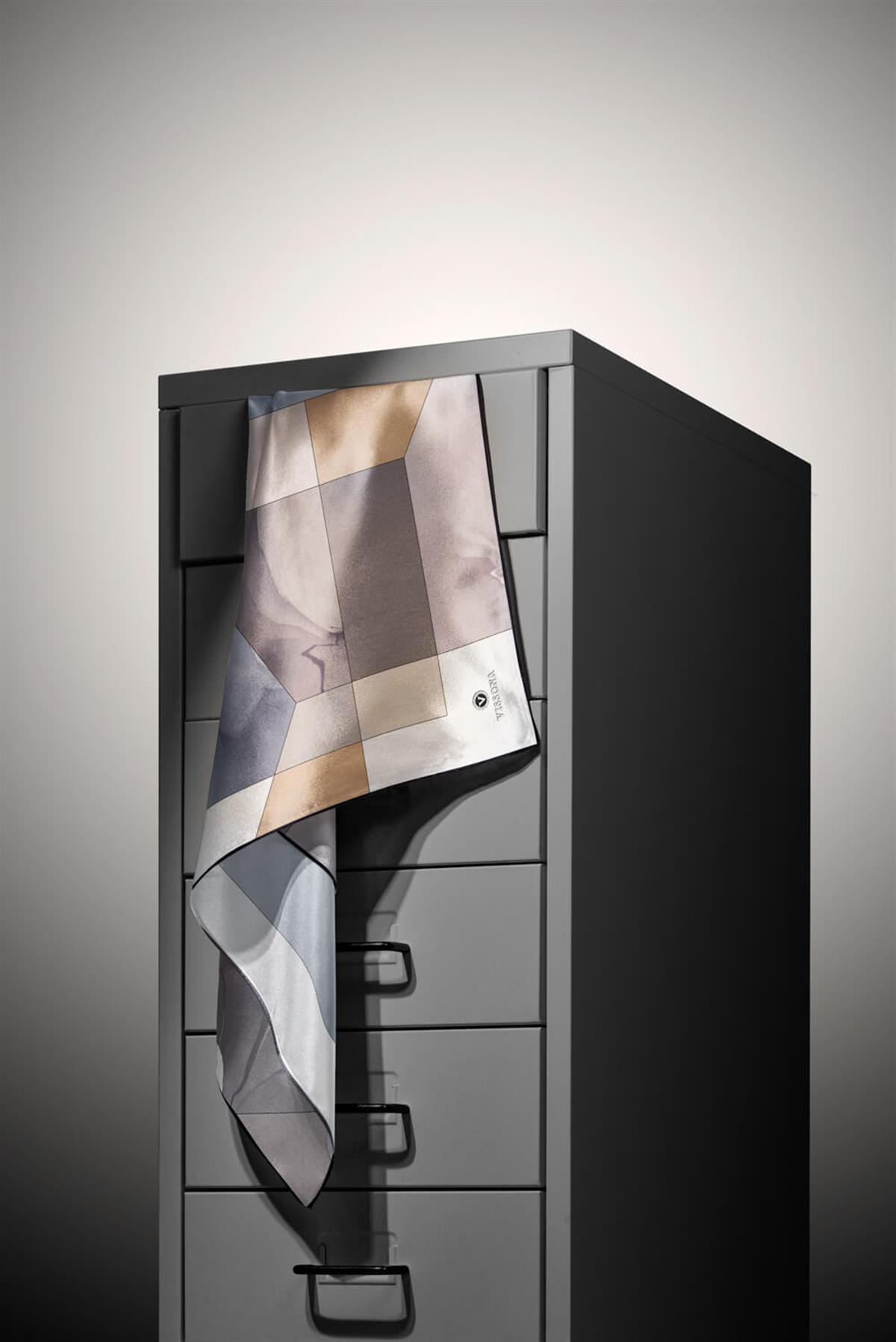 %100 Twill İpek Geometrik Desenli Bej - Gri  Renkli 90x90 Eşarp Dikim Şekli : El Dikişi