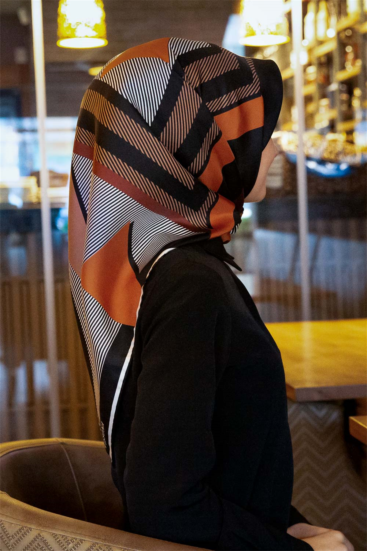 % 57 İPEK % 43 VİSKON Twill İpek Geometrik Desenli Taba - Siyah Renkli 90x90 Eşarp Dikim Şekli : El Dikişi