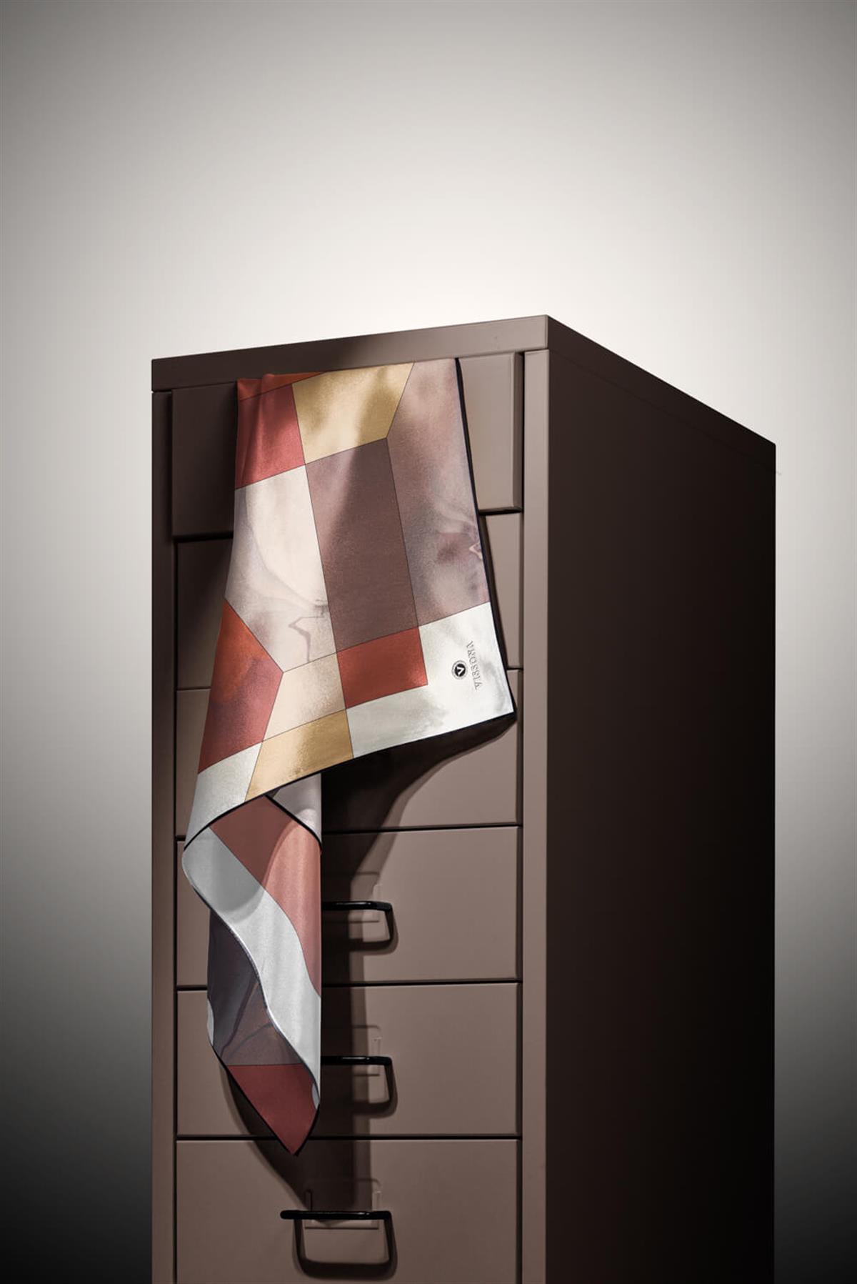 %100 Twill İpek Geometrik Desenli Turuncu - Vizon  Renkli 90x90 Eşarp Dikim Şekli : El Dikişi