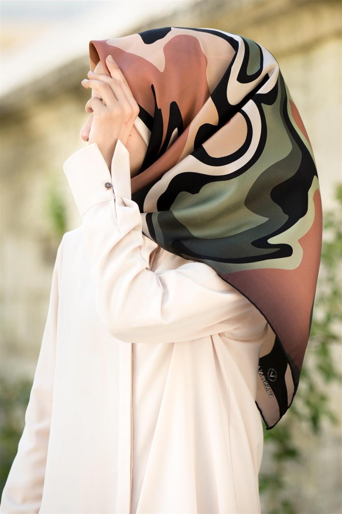 100% Twill İpek Dalga Desenli Bakır - Haki Renkli 90x90 Dikim Şekli : El Dikişi Eşarp