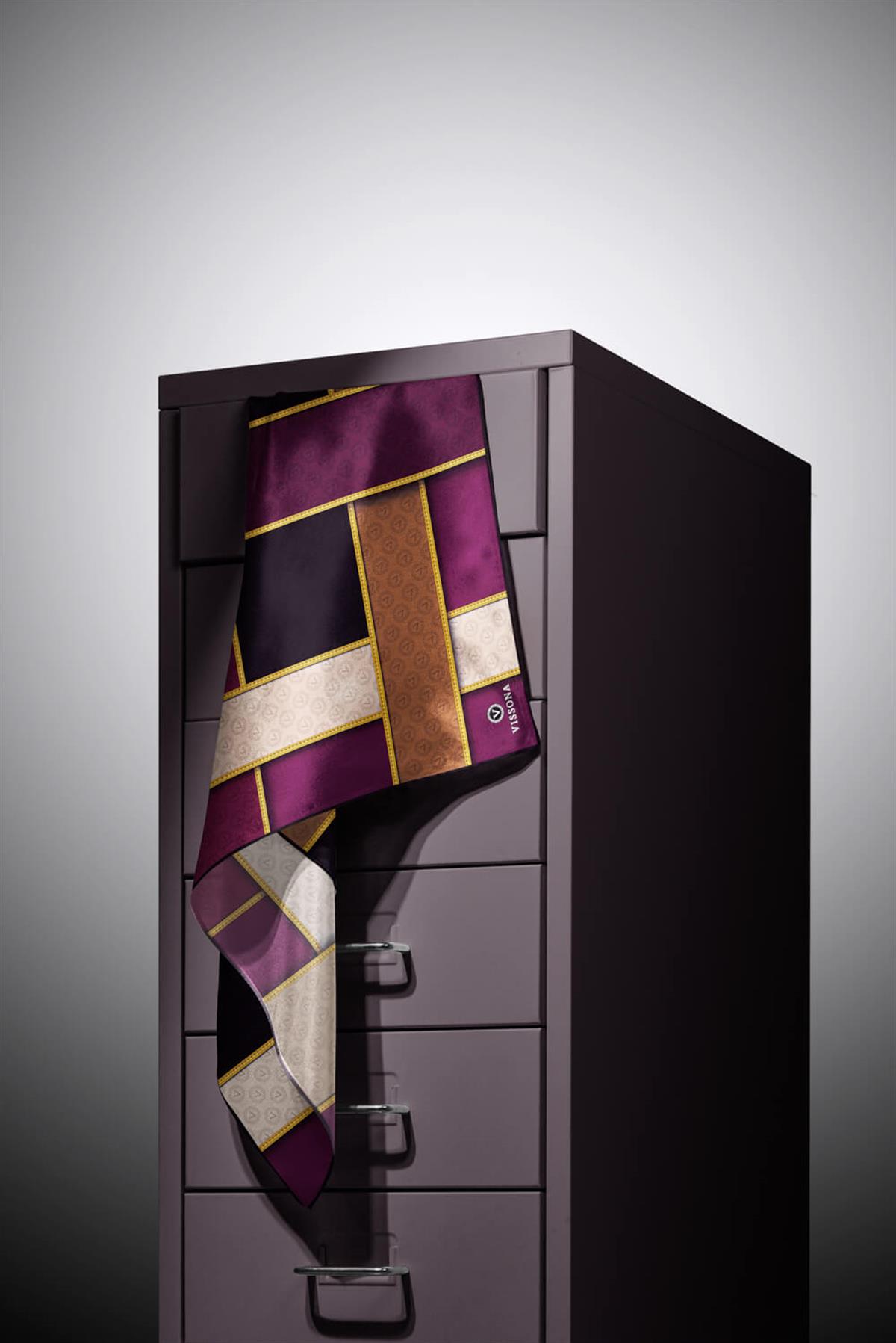 %100 Twill İpek Geometrik Desenli Siyah - Mürdüm Renkli 90x90 Eşarp Dikim Şekli : El Dikişi