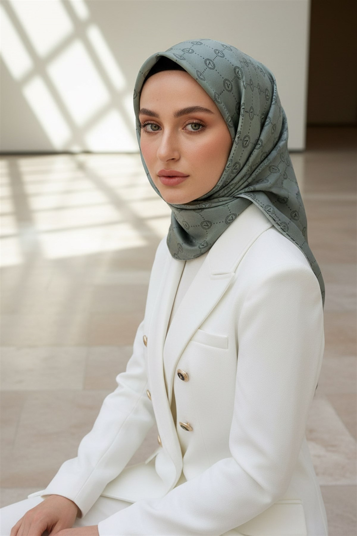 %100 Twill İpek Zincirli Ve Monogram Desenli Mint Yeşili Renkli 90x90 Eşarp Dikim Şekli : El Dikişi