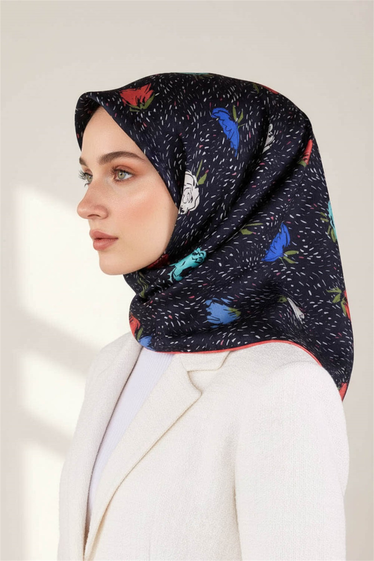 %100 Twill İpek Çıtır Çiçek Desenli Lacivert - Saks Renkli 90x90 Eşarp Dikim Şekli : El Dikişi