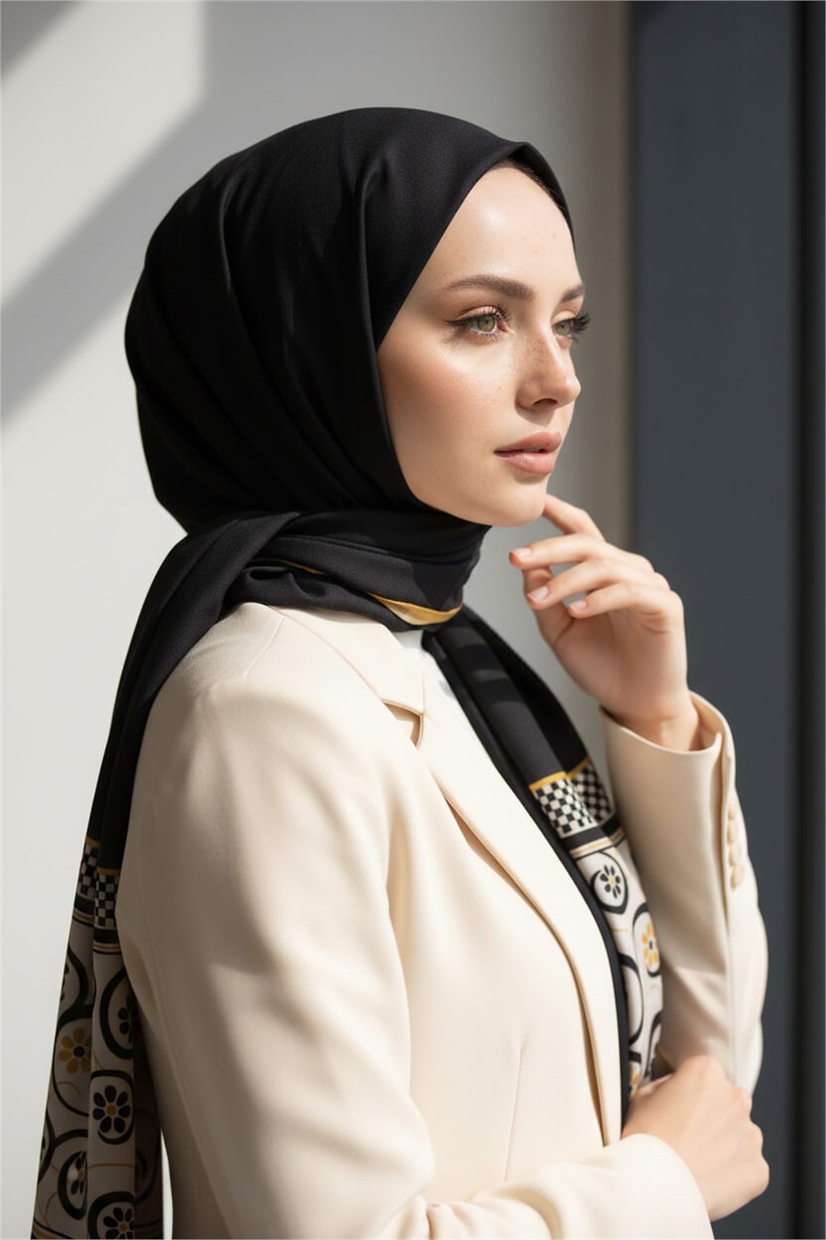 KREP KENAR MOTİFİ ÇİÇEK DESENLİ SİYAH - GOLD RENKLİ 75X195 KIRIŞMAZ ŞAL
