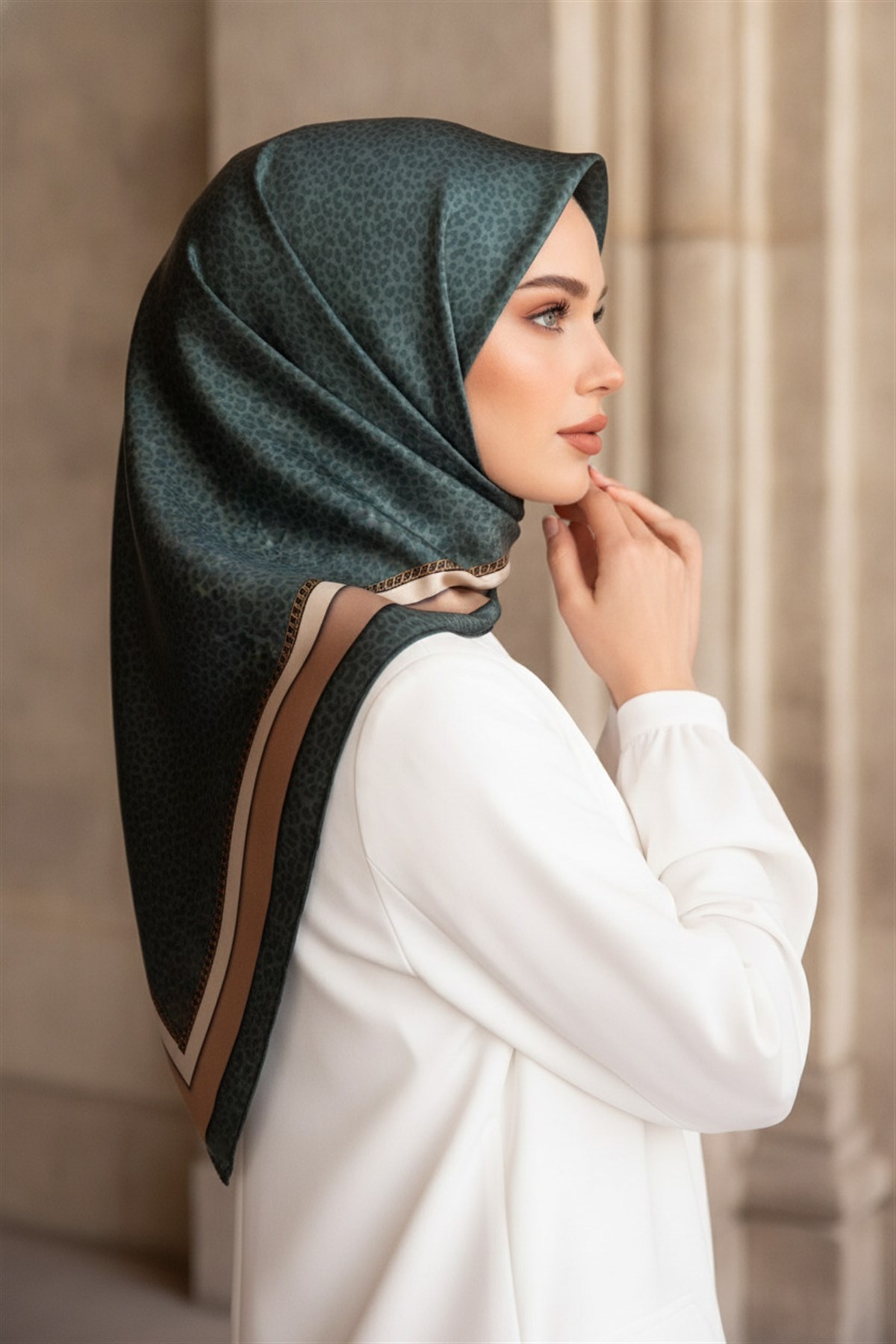 % 57 İPEK % 43 VİSKON Twill İpek Leopar Desenli Petrol Yeşili Renkli 90x90 Eşarp Dikim Şekli : El Dikişi