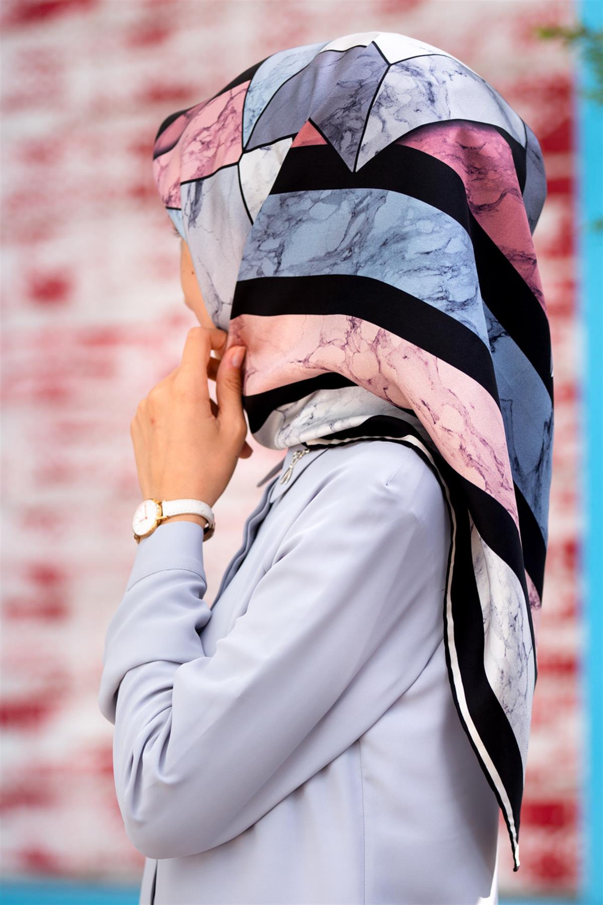 %100 Twill İpek Geometrik Mermer Desenli Pudra - Siyah Renkli 90x90 Eşarp Dikim Şekli : El Dikişi