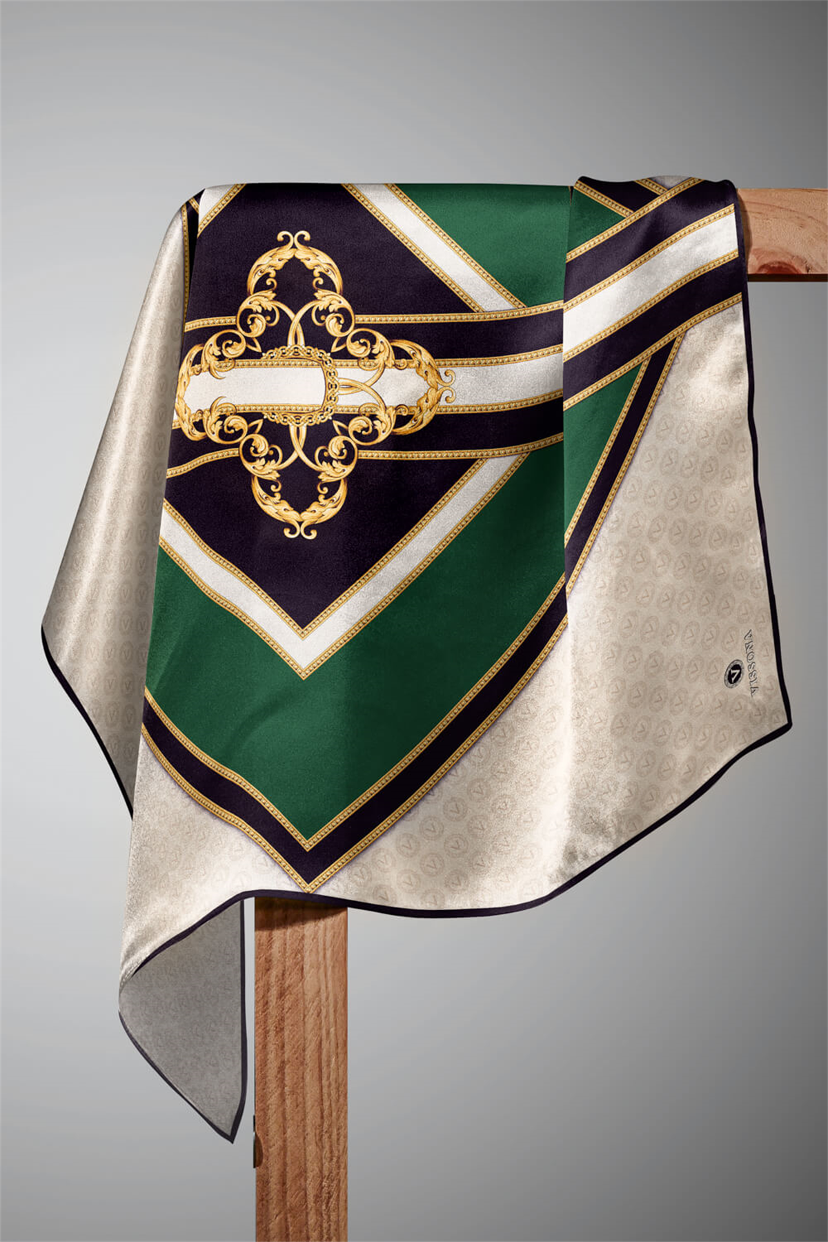 %100 Twill İpek Monogram ve Barok Desenli Zümrüt Yeşili - Krem Renkli 90x90 Eşarp Dikim Şekli : El Dikişi