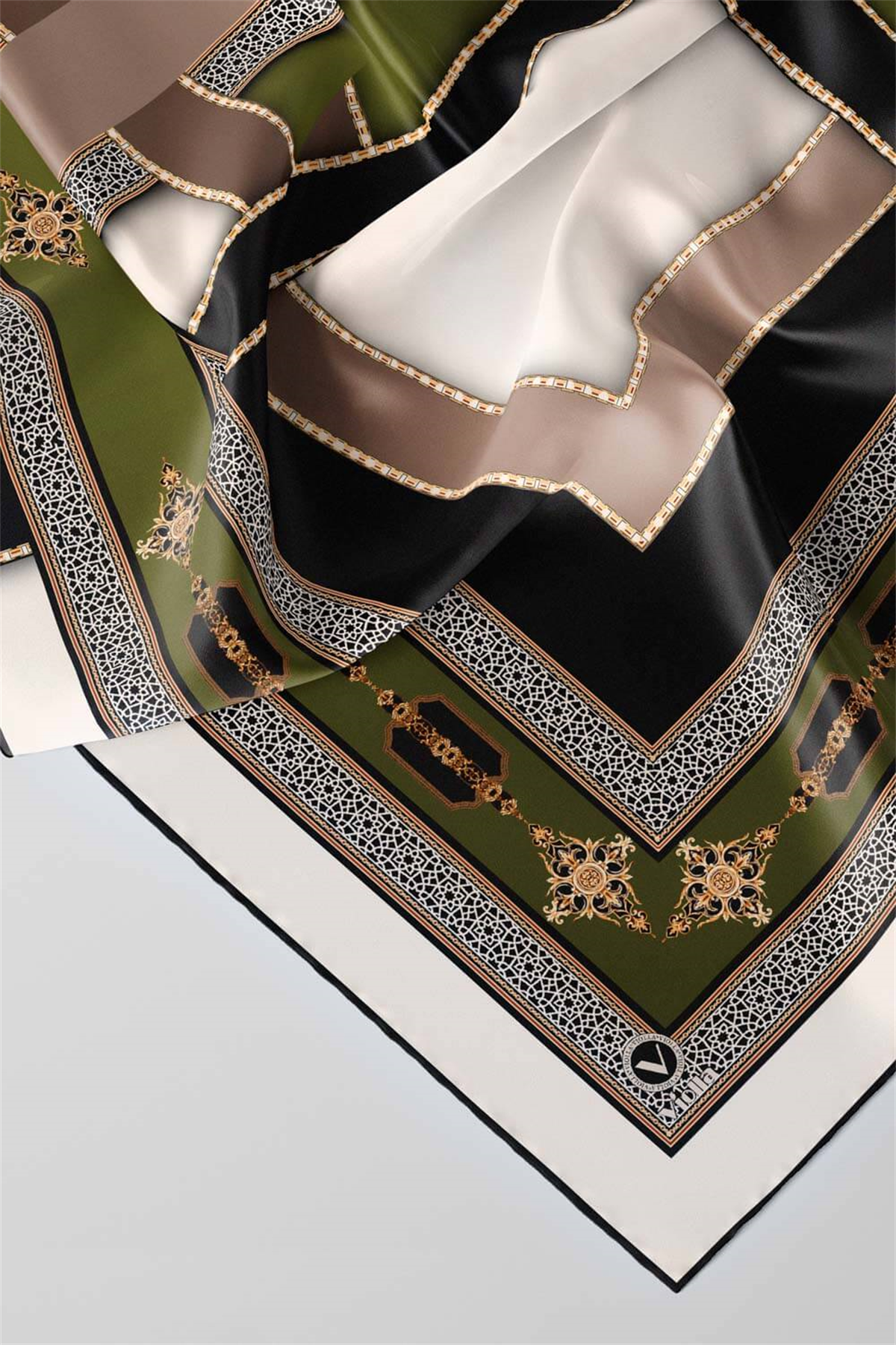 Twill Gold Detaylı ve Antik Motif Desenli Haki Yeşil Renkli 90x90 Eşarp (İpek İçermez) Kenar Dikiş Şekli El Dikişli