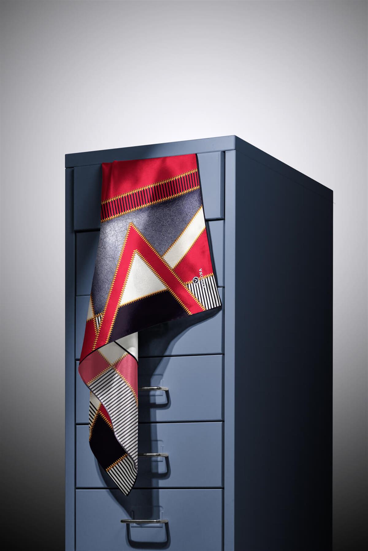 %100 Twill İpek Geometrik Desenli Bordo - Siyah Renkli 90x90 Eşarp Dikim Şekli : El Dikişi