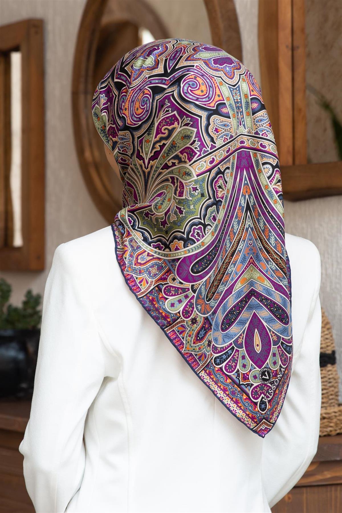 100% Twill İpek Etnik Desenli Lacivert - Haki Renkli 90x90 Dikim Şekli : El Dikişi Eşarp