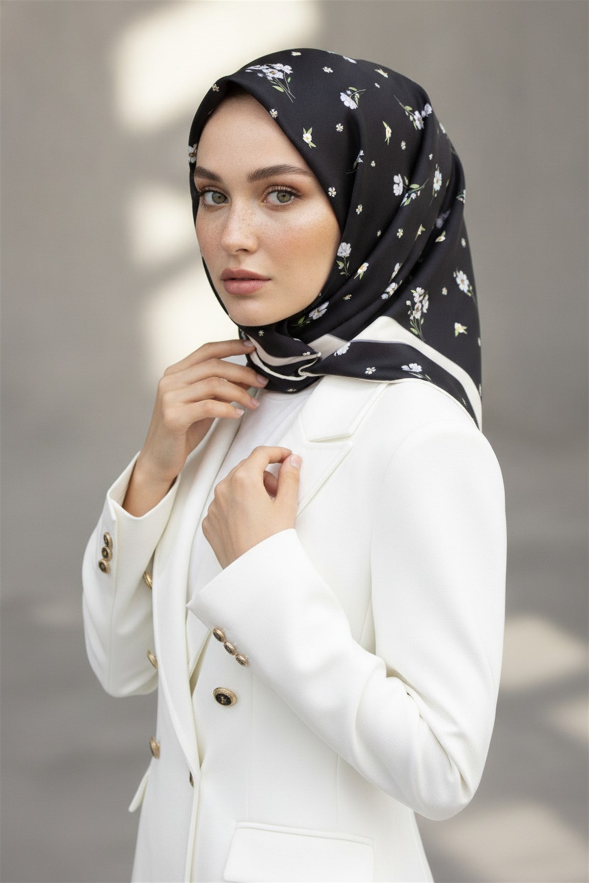 % 57 İPEK % 43 VİSKON Twill İpek Çıtır Çiçek Desenli Siyah - Gri Renkli 90x90 Eşarp Dikim Şekli : El Dikişi