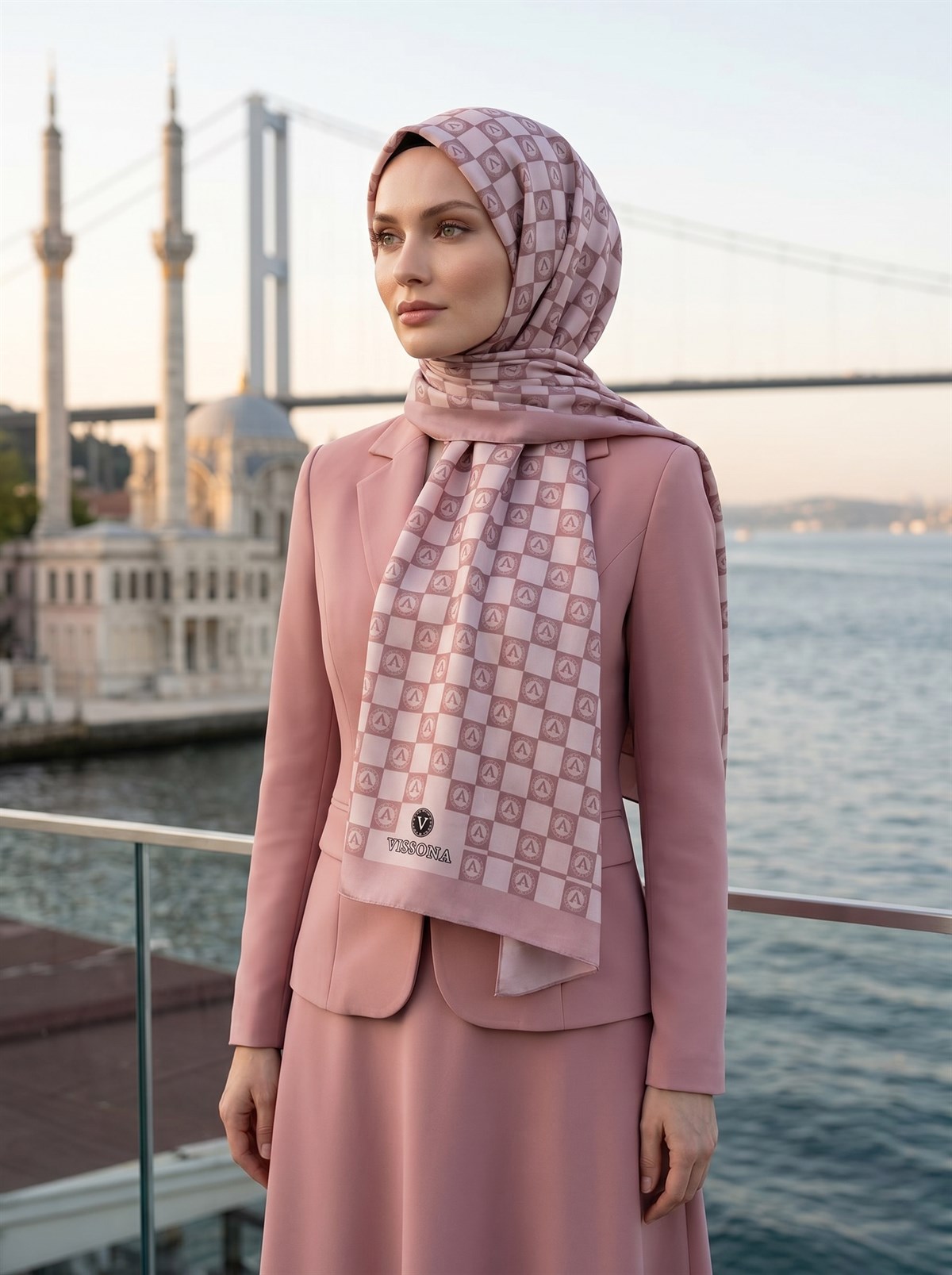 KREP MONOGRAM DESENLİ SÜTLÜKAHVE RENKLİ 75X195 KIRIŞMAZ ŞAL