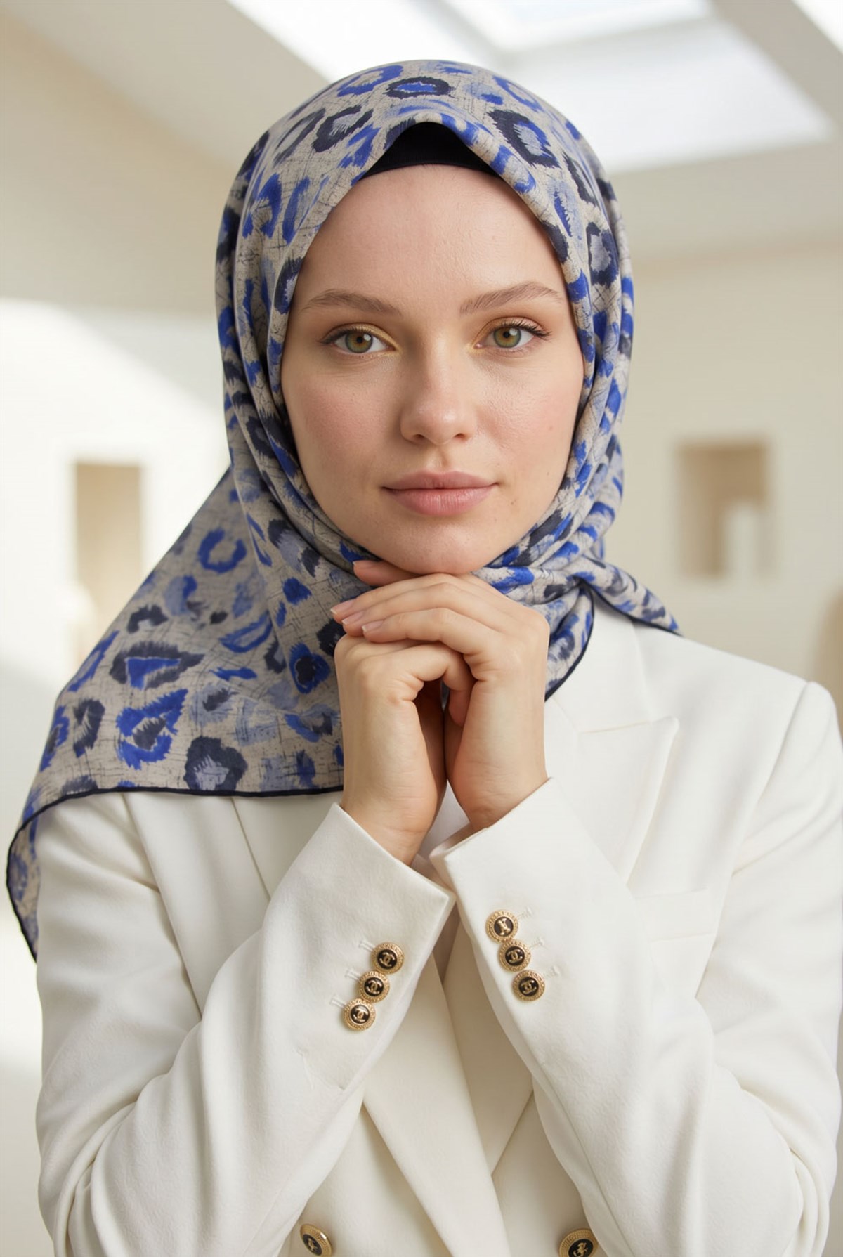 %100 Twill İpek Renkli Leopari Desenli Saks - Gri Renkli 90x90 Eşarp Kenar Dikiş Şekli El Dikişli