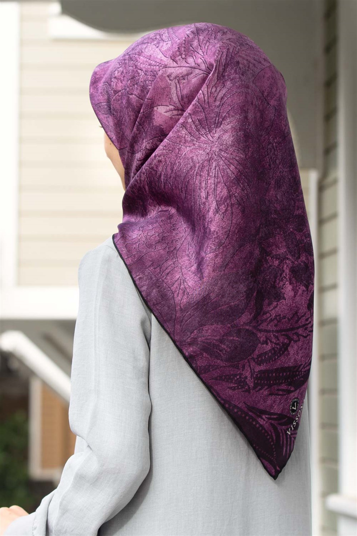 % 57 İpek % 43 Viskon Twill İpek Degradeli Yaprak  Desenli Lila Renkli 90x90 Eşarp Dikim Şekli : El Dikişi