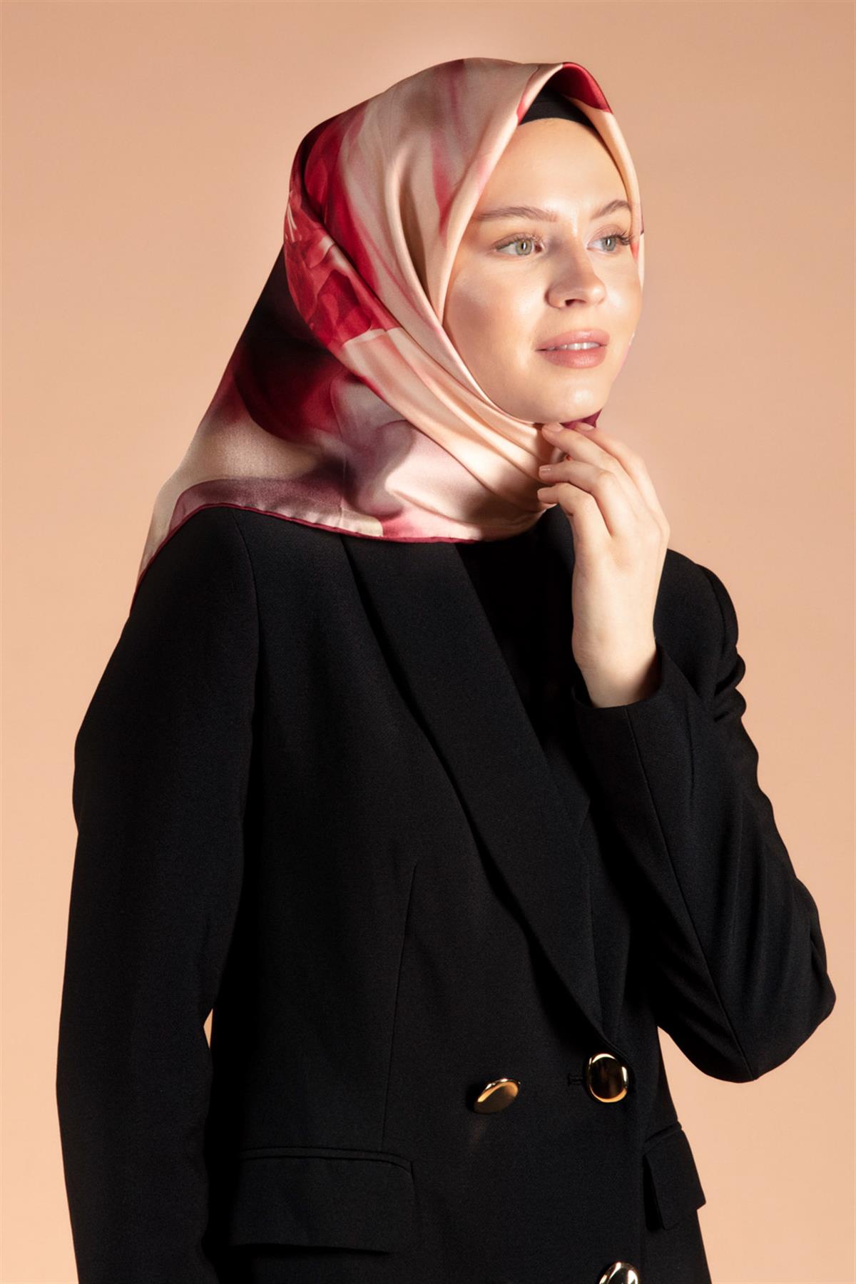 %100 Twill İpek Yaprak Desenli Bordo Renkli 90x90 Eşarp Dikim Şekli : El Dikişi