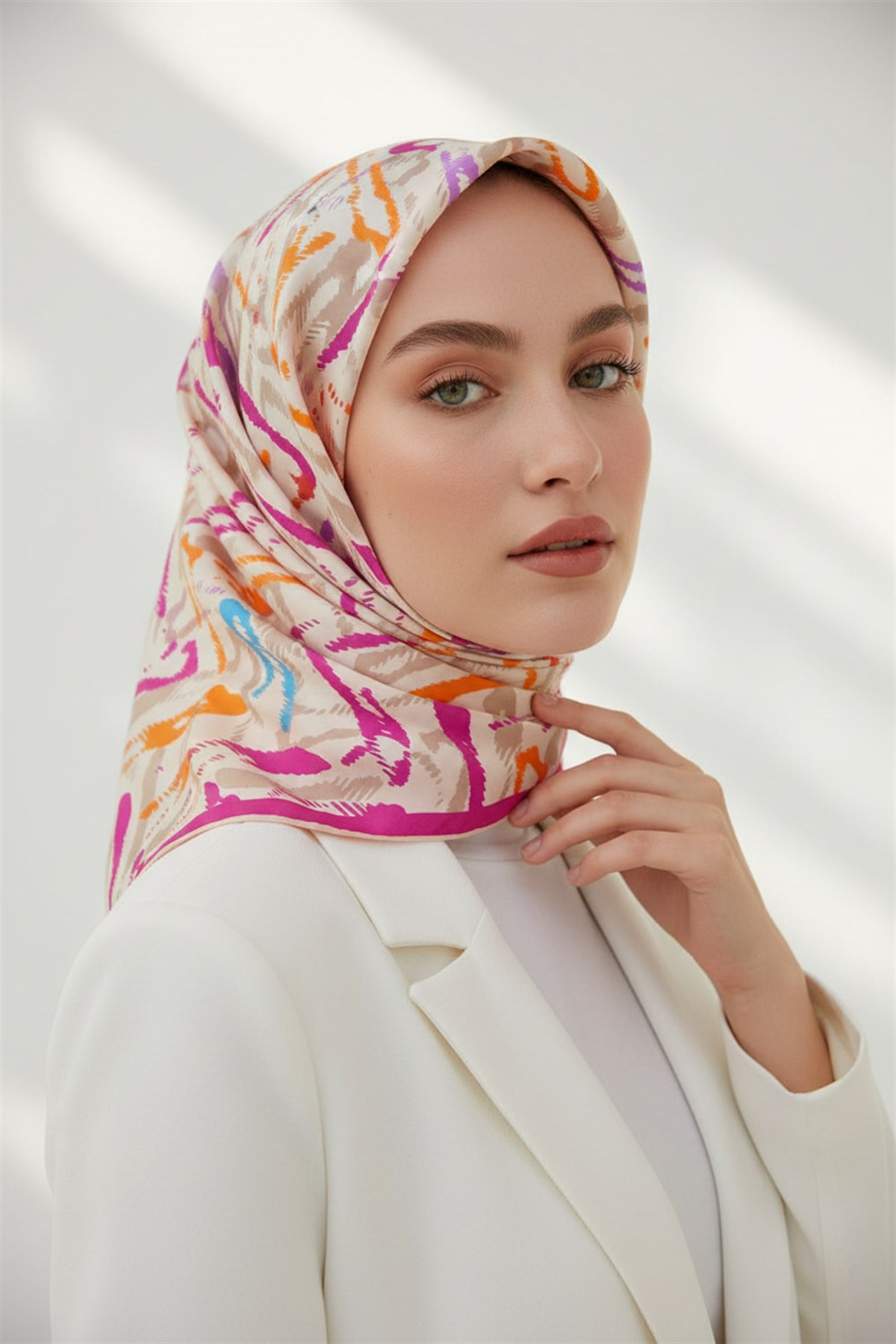 %100 Twill İpek Geometrik Desenli Turuncu - Pembe Renkli 90x90 Eşarp Dikim Şekli : El Dikişi