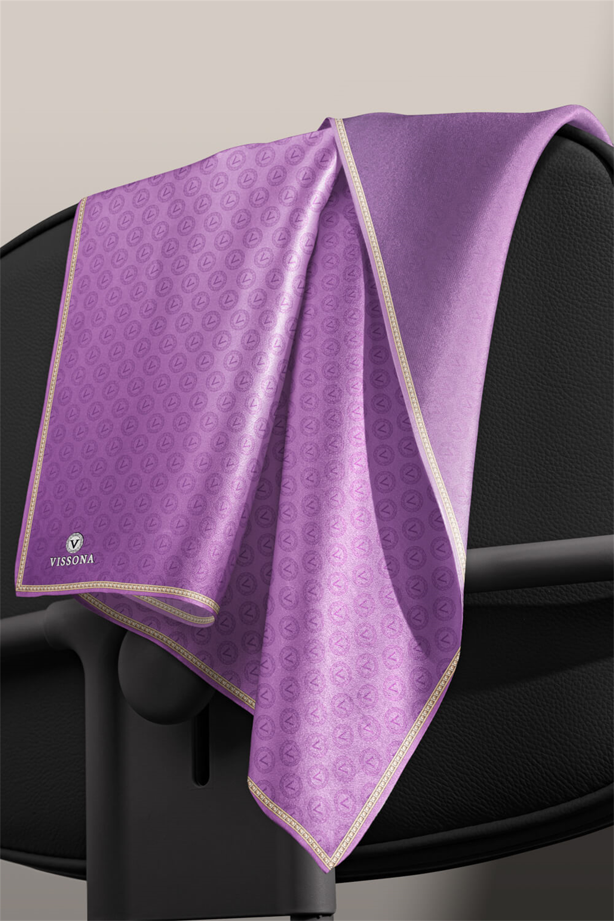 %100 Twill İpek Monogram Desenli Mor Renkli 90x90 Eşarp Dikim Şekli : El Dikişi