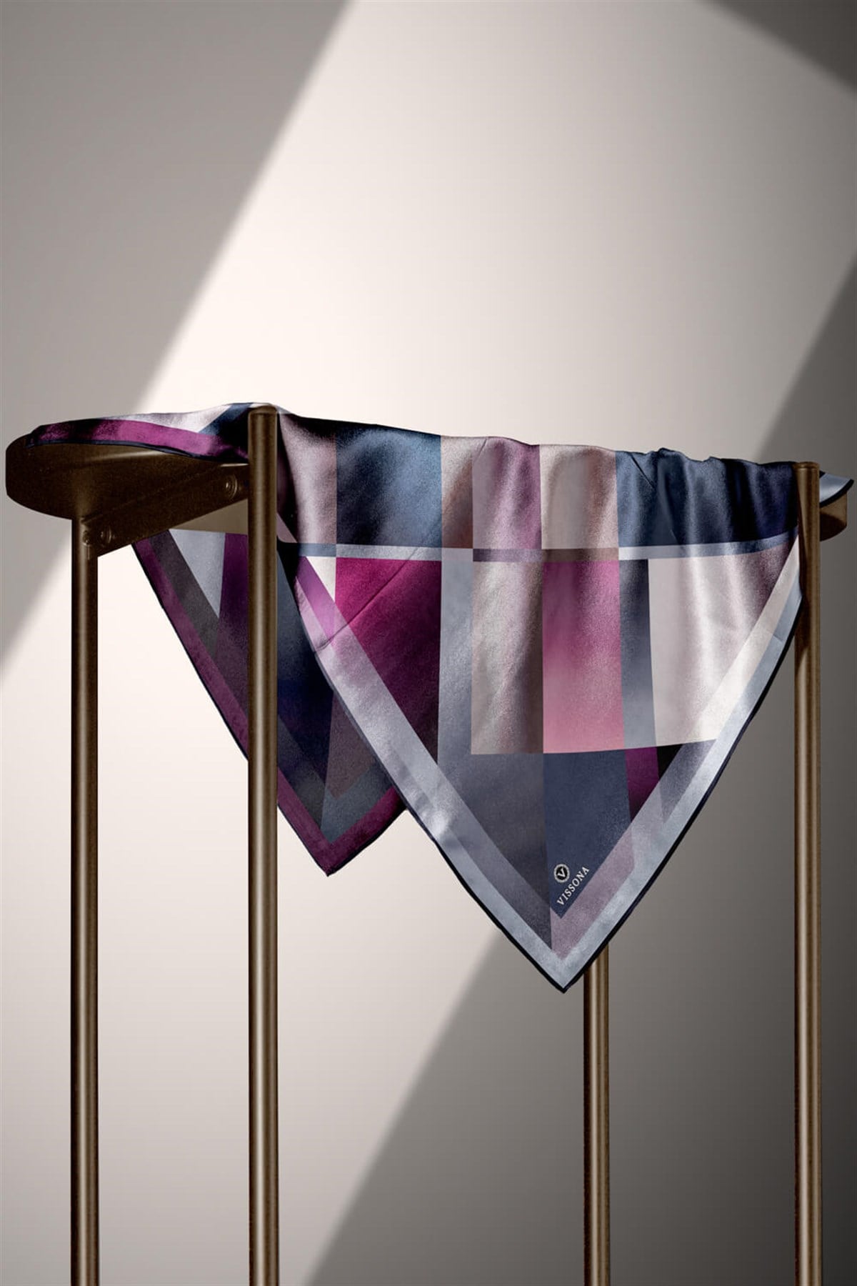 % 57 İPEK % 43 VİSKON Twill İpek Geometrik Desenli Mürdüm - İndigo Renkli 90x90 Eşarp Dikim Şekli : El Dikişi