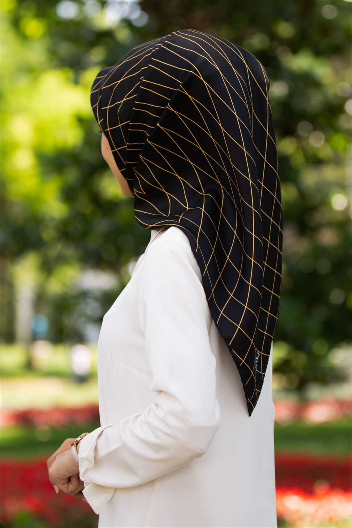 % 57 İPEK % 43 VİSKON Twill Çizgili Desenli Sarı - Siyah Renkli 90x90 Eşarp Dikim Şekli: El Dikişi