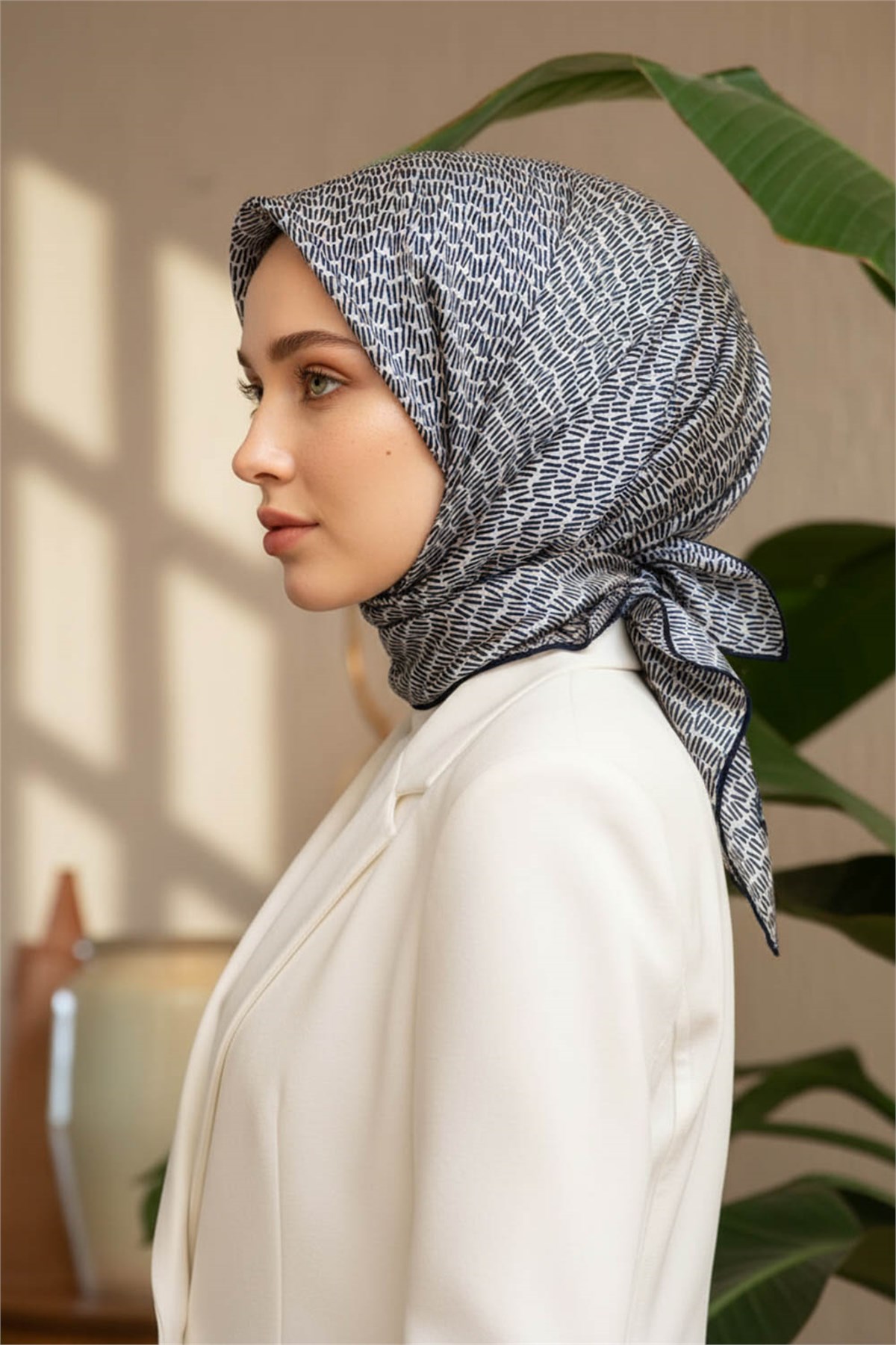 %100 Twill İpek Çizgi Desenli Krem - Lacivert Renkli 90x90 Eşarp Dikim Şekli : El Dikişi