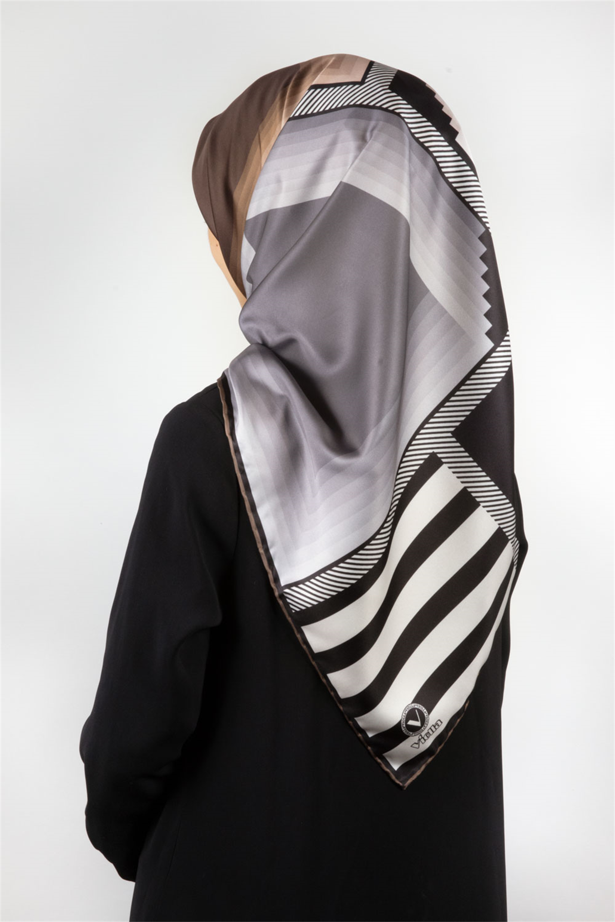 Twill Geometrik Desenli Vizon Renkli 90x90 Eşarp (İpek İçermez) Kenar Dikiş Şekli El Dikişli