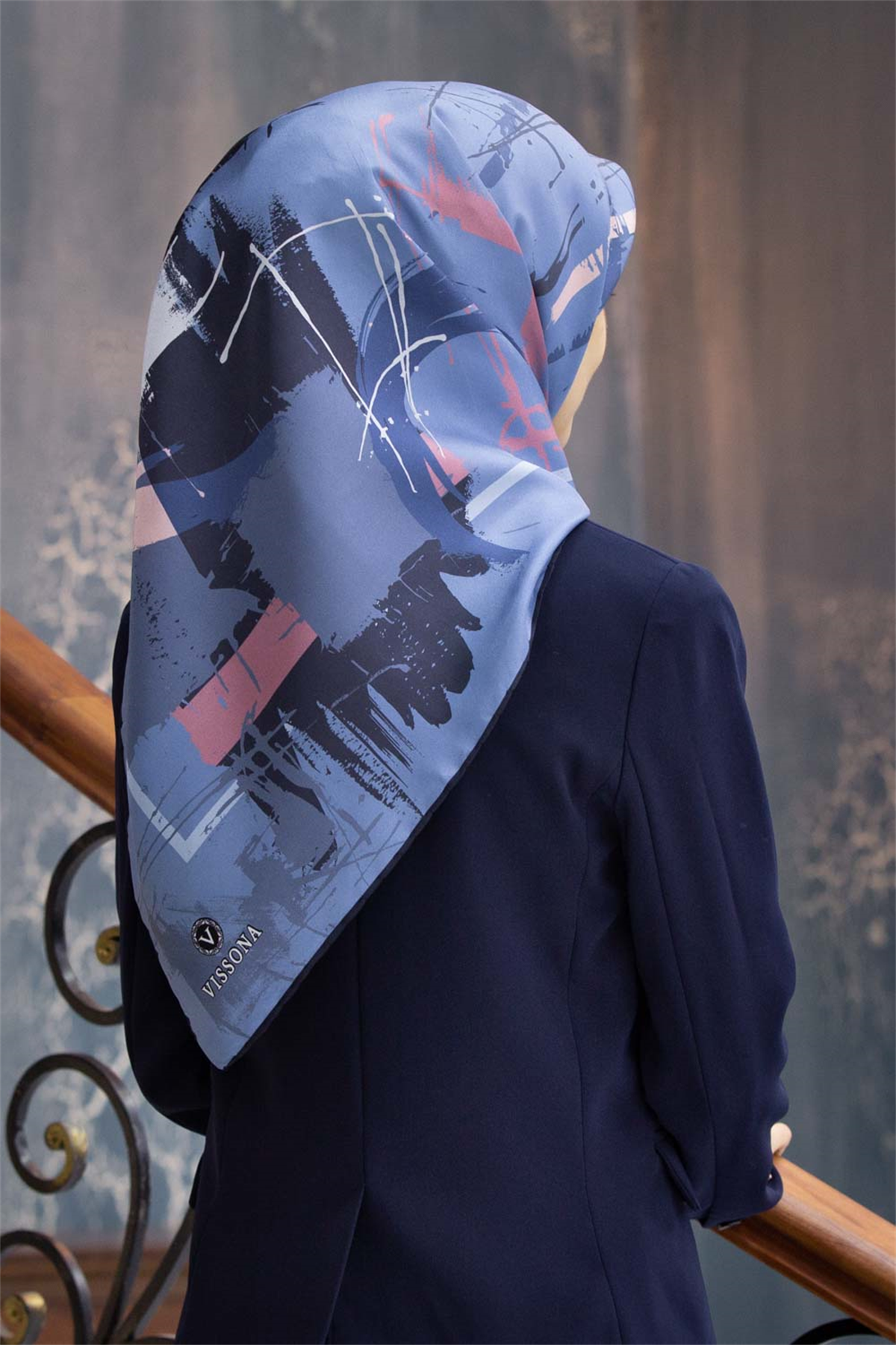 % 57 İPEK % 43 VİSKON Twill İpek Geometrik Desenli İndigo - Gül Kurusu Renkli 90x90 Eşarp Dikim Şekli : El Dikişi