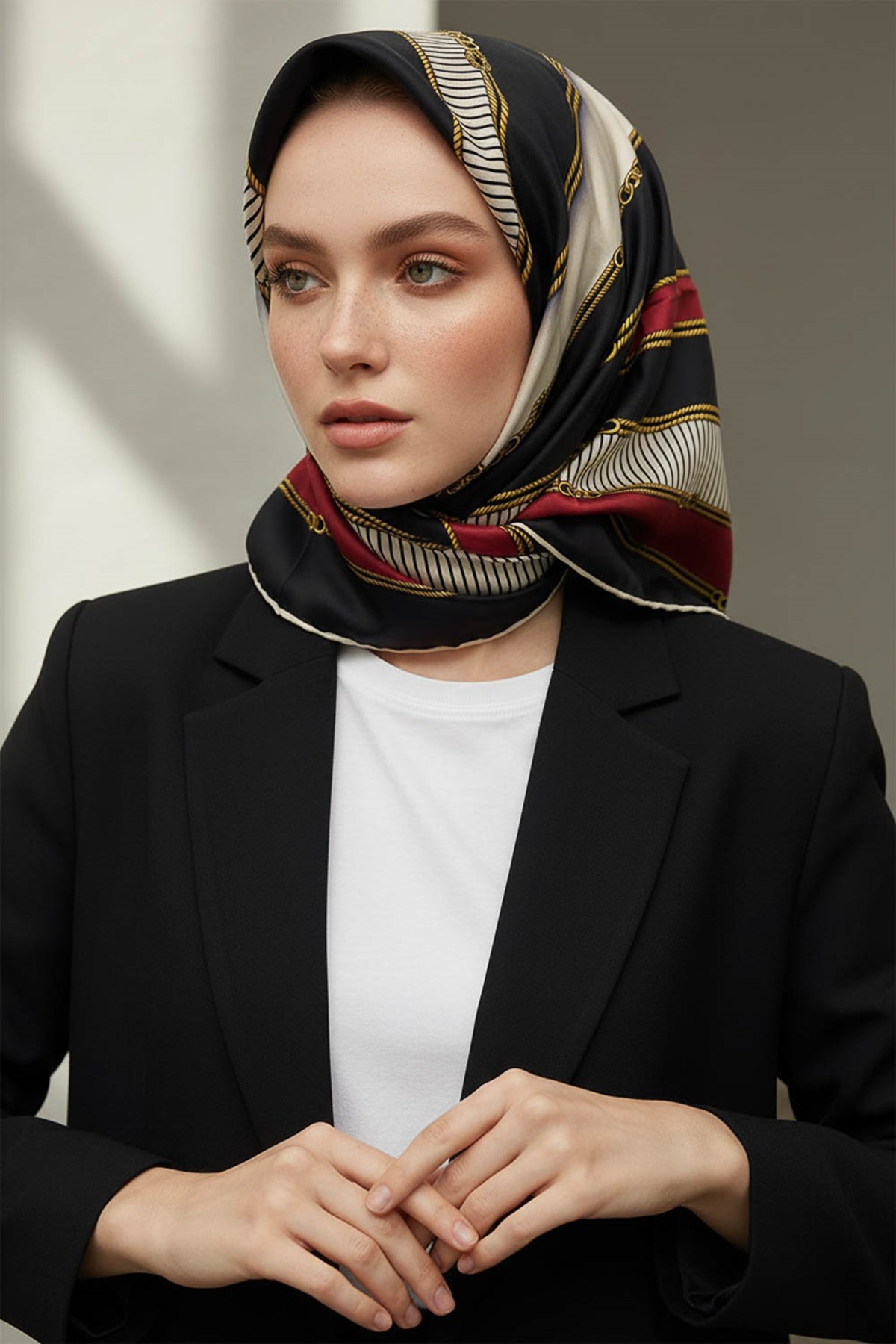 %100 Twill İpek Zincir Detaylı Geometrik Desenli Bordo - Siyah Renkli 90x90 Eşarp Dikim Şekli : El Dikişi