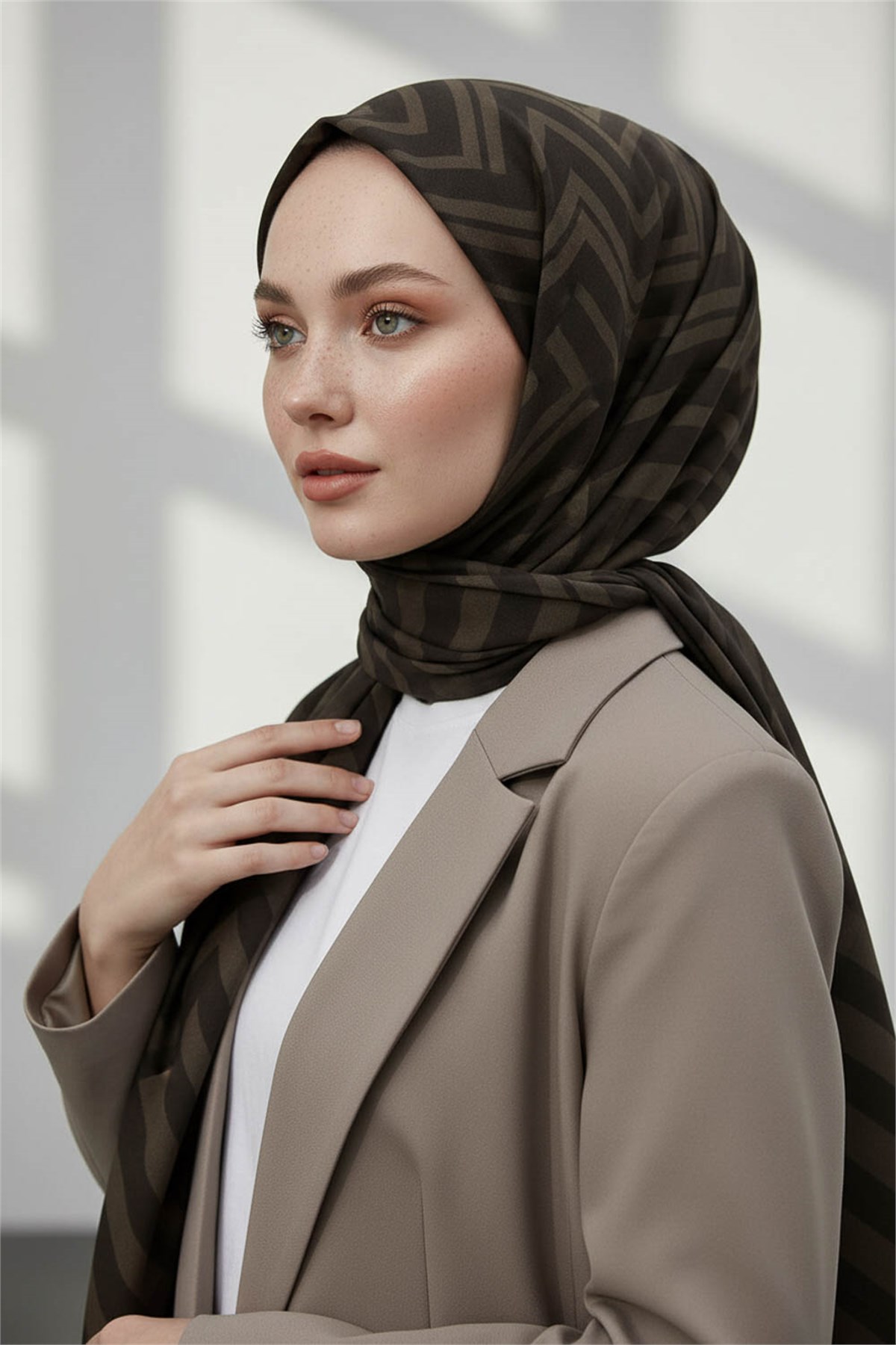 KREP ZİGZAG DESENLİ KAHVERENGİ RENKLİ 75X195 KIRIŞMAZ ŞAL