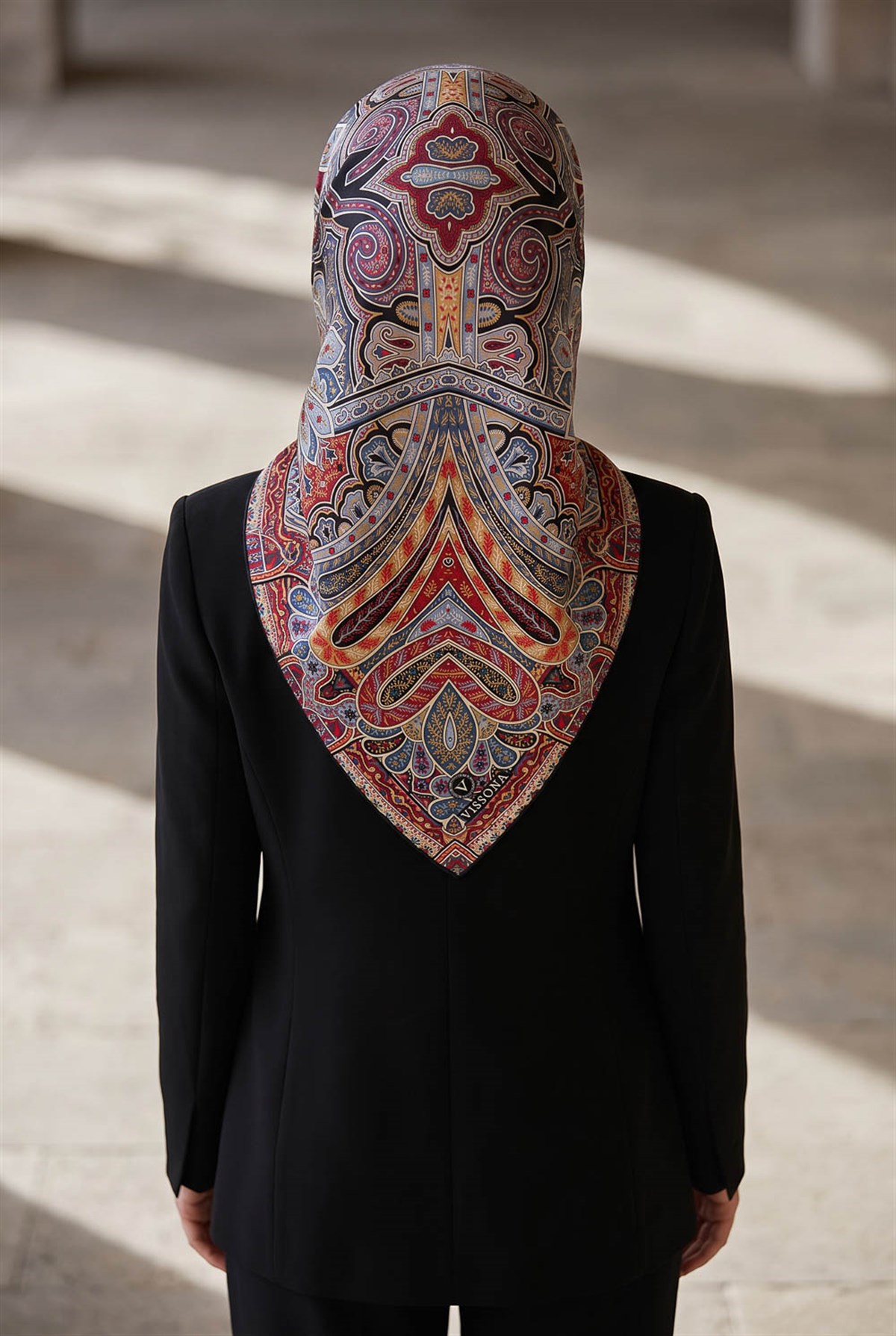 100% Twill İpek Etnik Desenli Bordo - İndigo Renkli 90x90 Dikim Şekli : El Dikişi Eşarp