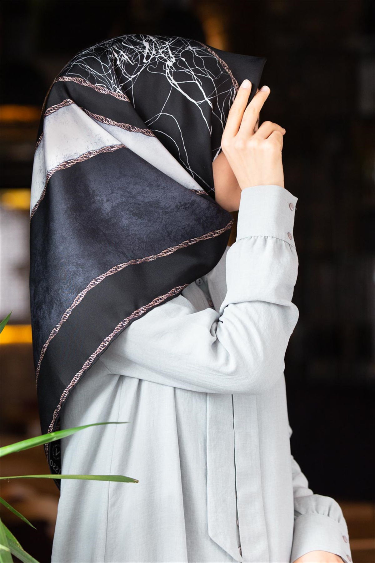 % 57 İPEK % 43 VİSKON Twill İpek Dokulu Geometrik Desenli Siyah - Krem Renkli 90x90 Eşarp Dikim Şekli : El Dikişi