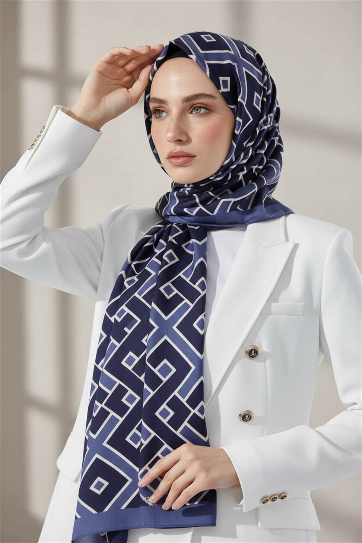KREP GEOMETRİK DESENLİ İNDİGO RENKLİ 75X195 KIRIŞMAZ ŞAL