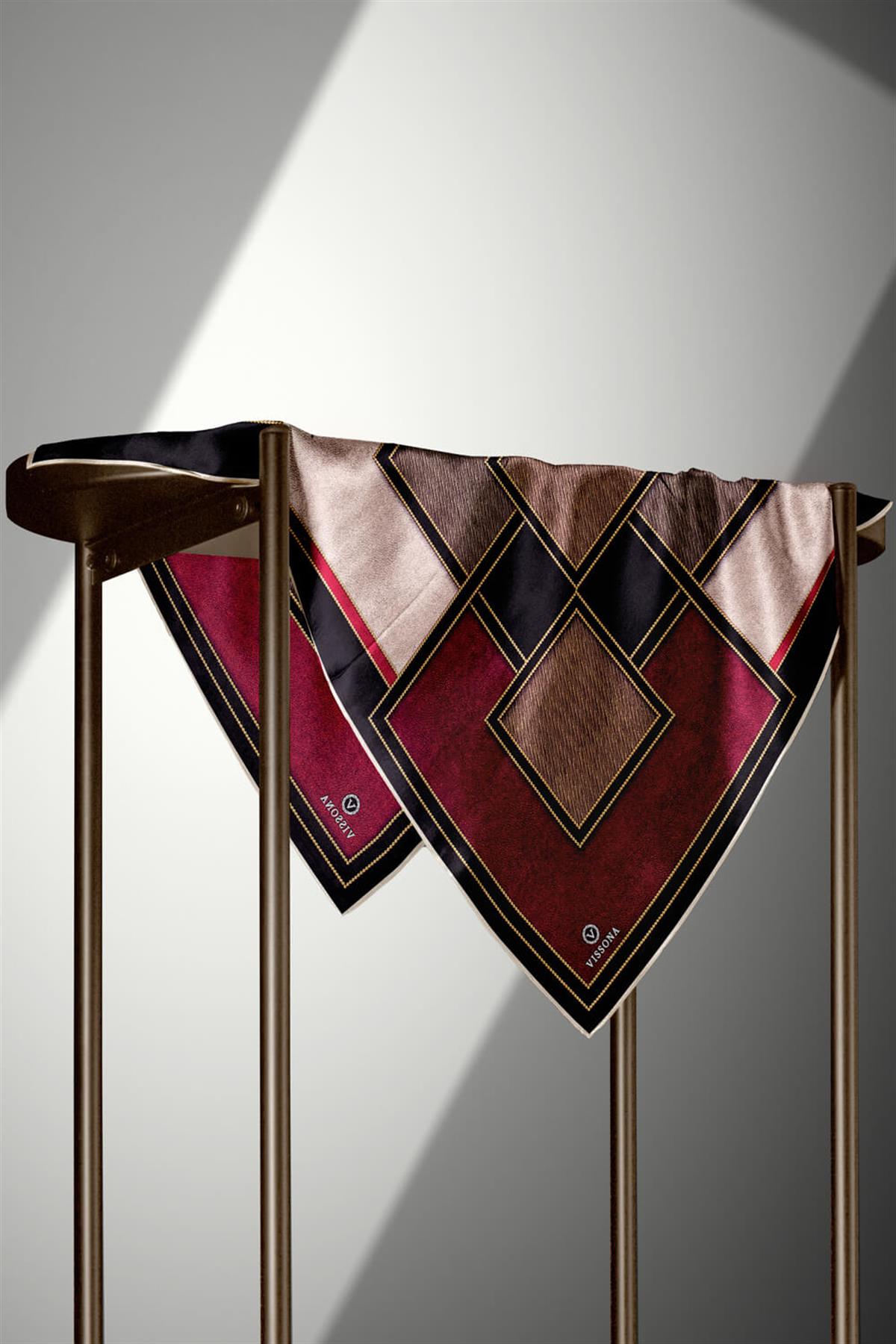 100% Twill İpek Gold Detaylı Kare Desenli Siyah - Bordo Renkli 90x90 Dikim Şekli : El Dikişi