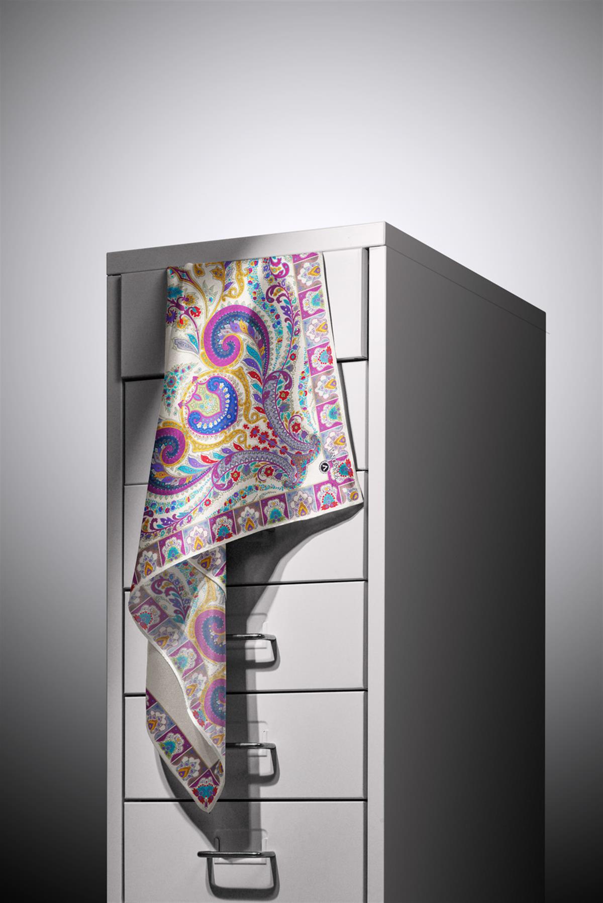 100% Twill İpek Etnik Desenli Krem - Fuşya Renkli 90x90 Dikim Şekli : El Dikişi Eşarp