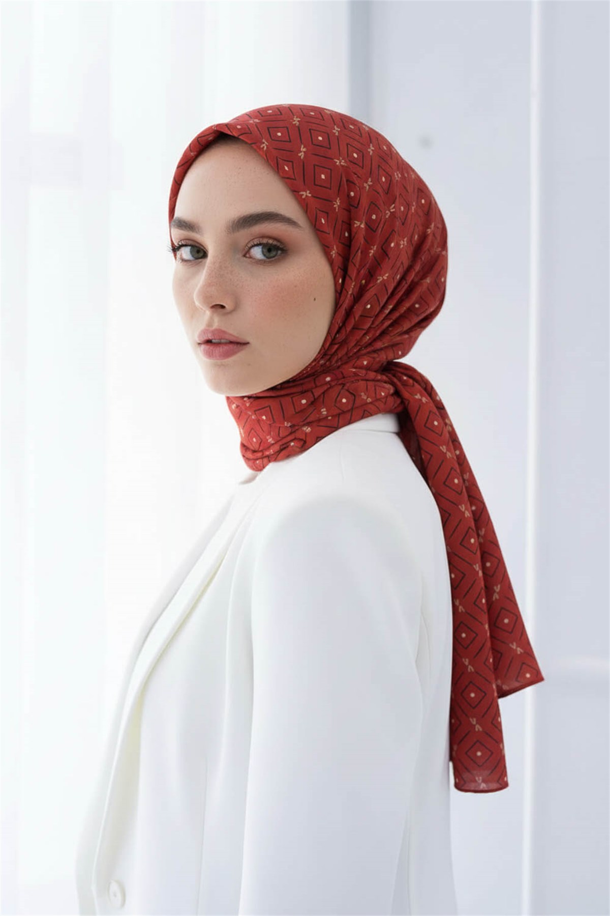 KREP GEOMETRİK DESENLİ BORDO RENKLİ 75X195 KIRIŞMAZ ŞAL