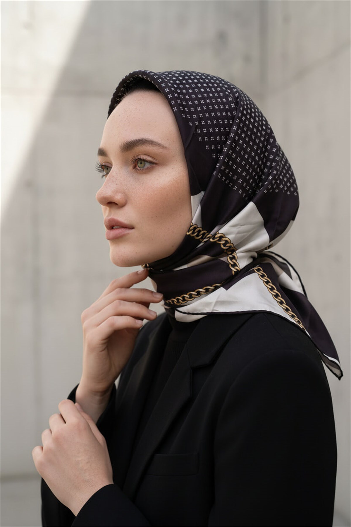 %100 Twill İpek Geometrik Desenli Siyah - Krem Renkli 90x90 Eşarp Dikim Şekli : El Dikişi