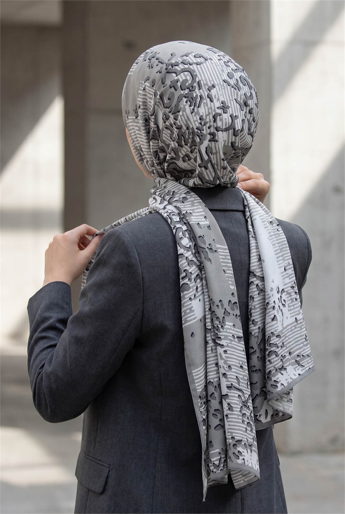 KREP ESKİTME DESENLİ GÜMÜŞ RENKLİ 75X195 KIRIŞMAZ ŞAL