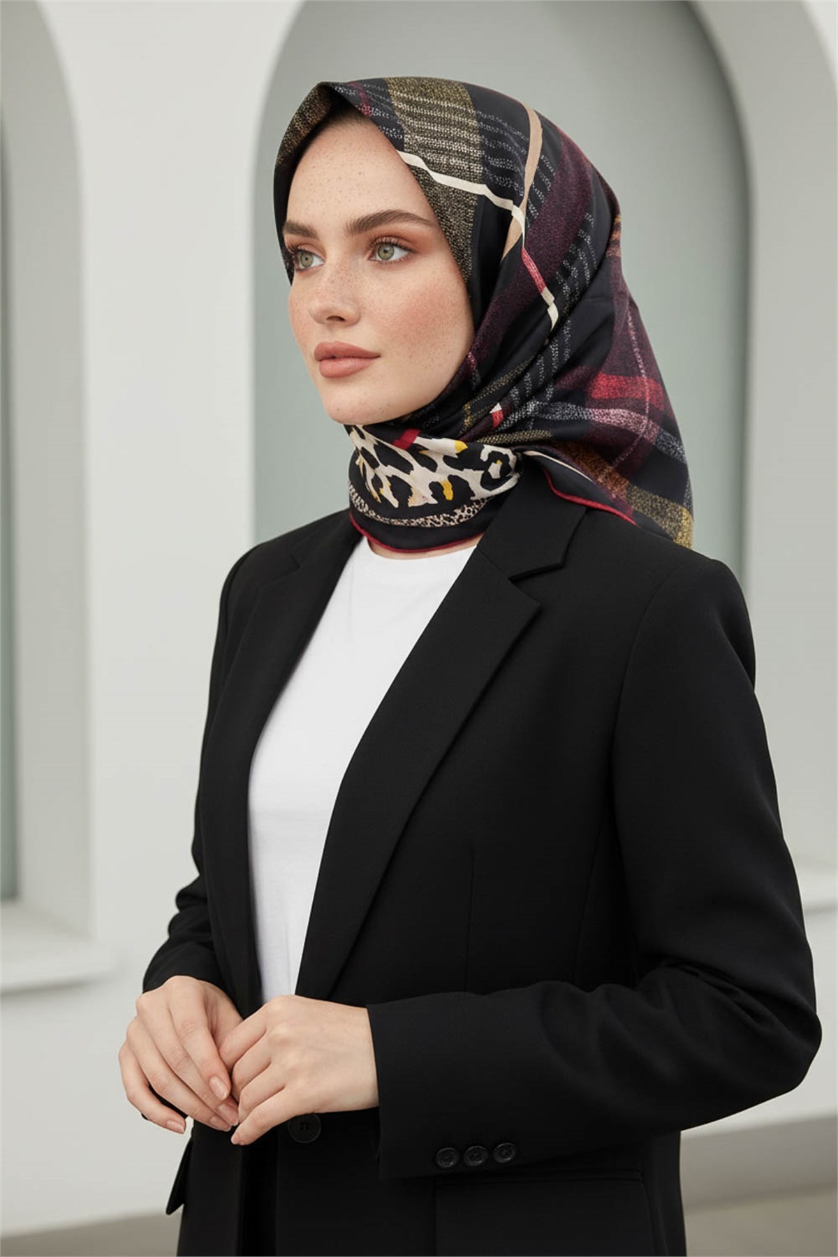 %100 Twill İpek Ekoseli Ve Leopar Desenli Siyah - Bordo Renkli 90x90 Eşarp Dikim Şekli : El Dikişi