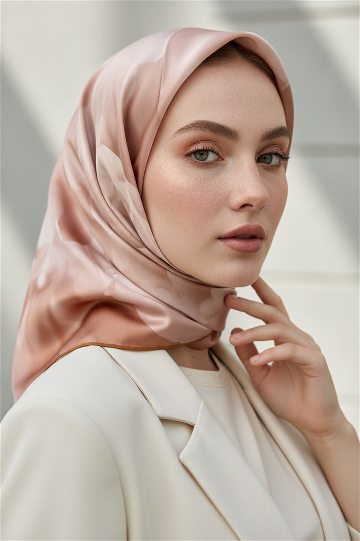 Rayon Büyük Çiçek Desenli Bej Renkli 90x90 Eşarp (İpek İçermez) Kenar Dikiş Şekli El Dikişli