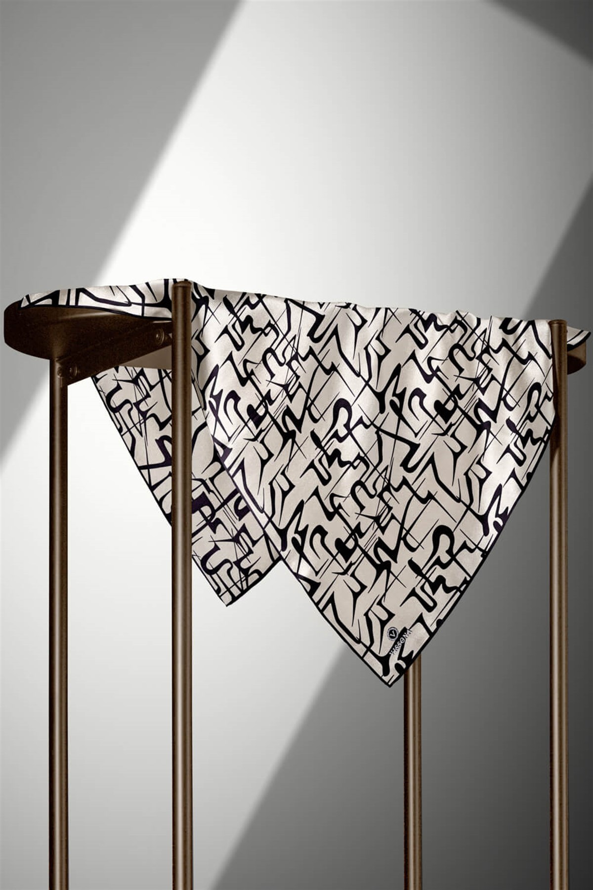 % 57 İPEK % 43 VİSKON Twill İpek Soyut Geometrik Desenli Krem - Siyah Renkli 90x90 Eşarp Dikim Şekli : El Dikişi