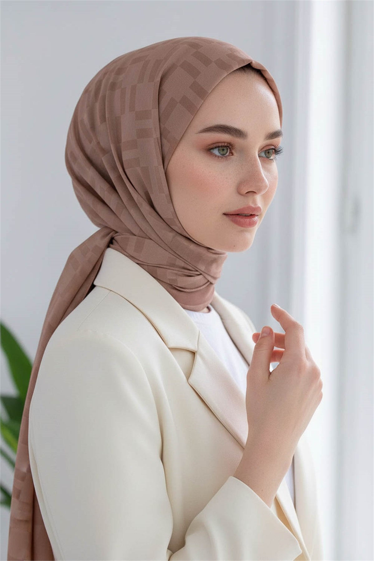 KREP MONOGRAM DESENLİ BAKIR RENKLİ 75X195 KIRIŞMAZ ŞAL