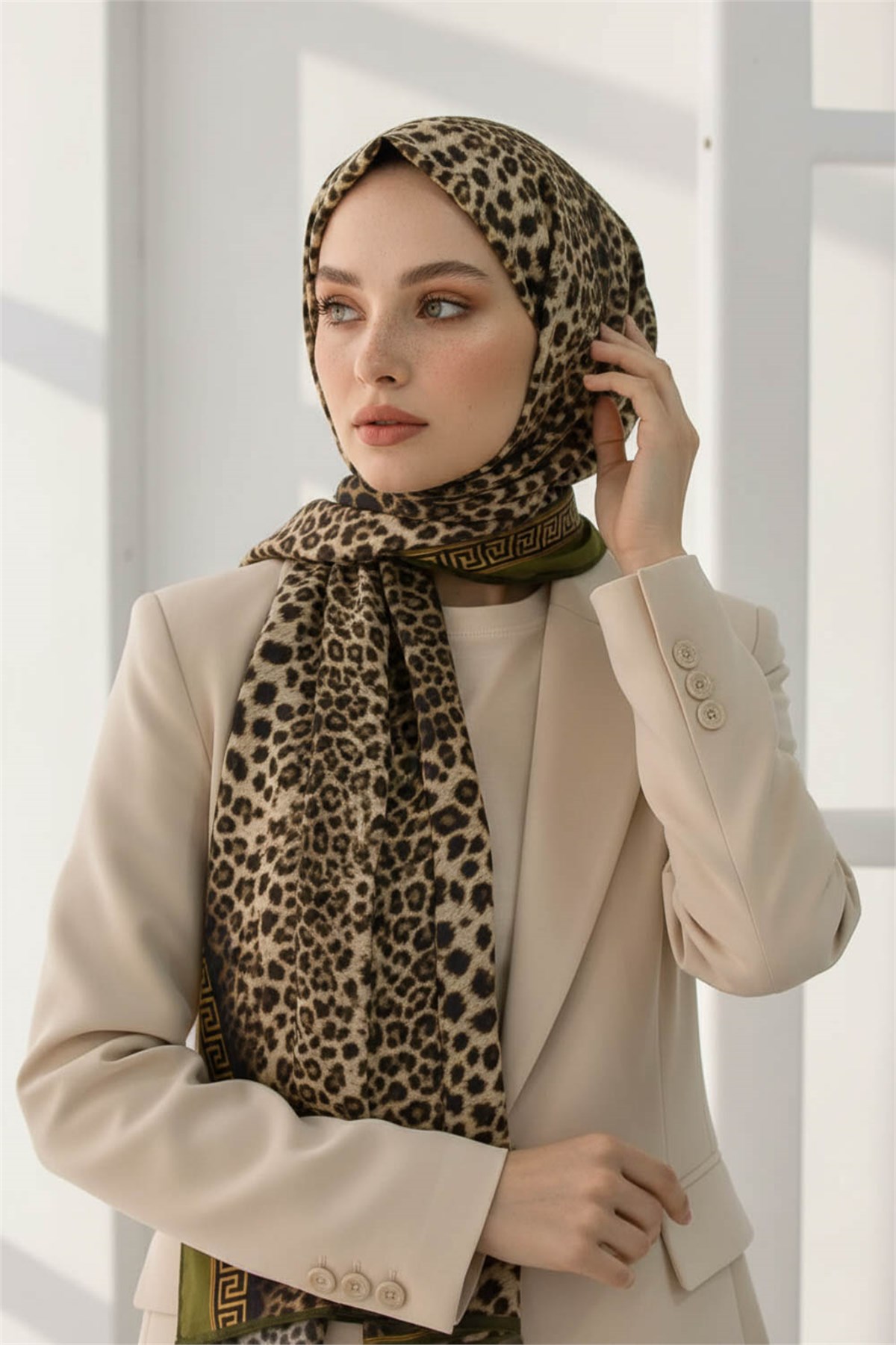 KREP BAROK BARDÜRLÜ LEOPAR DESENLİ BEJ - HAKİ RENKLİ 75X195 KIRIŞMAZ ŞAL