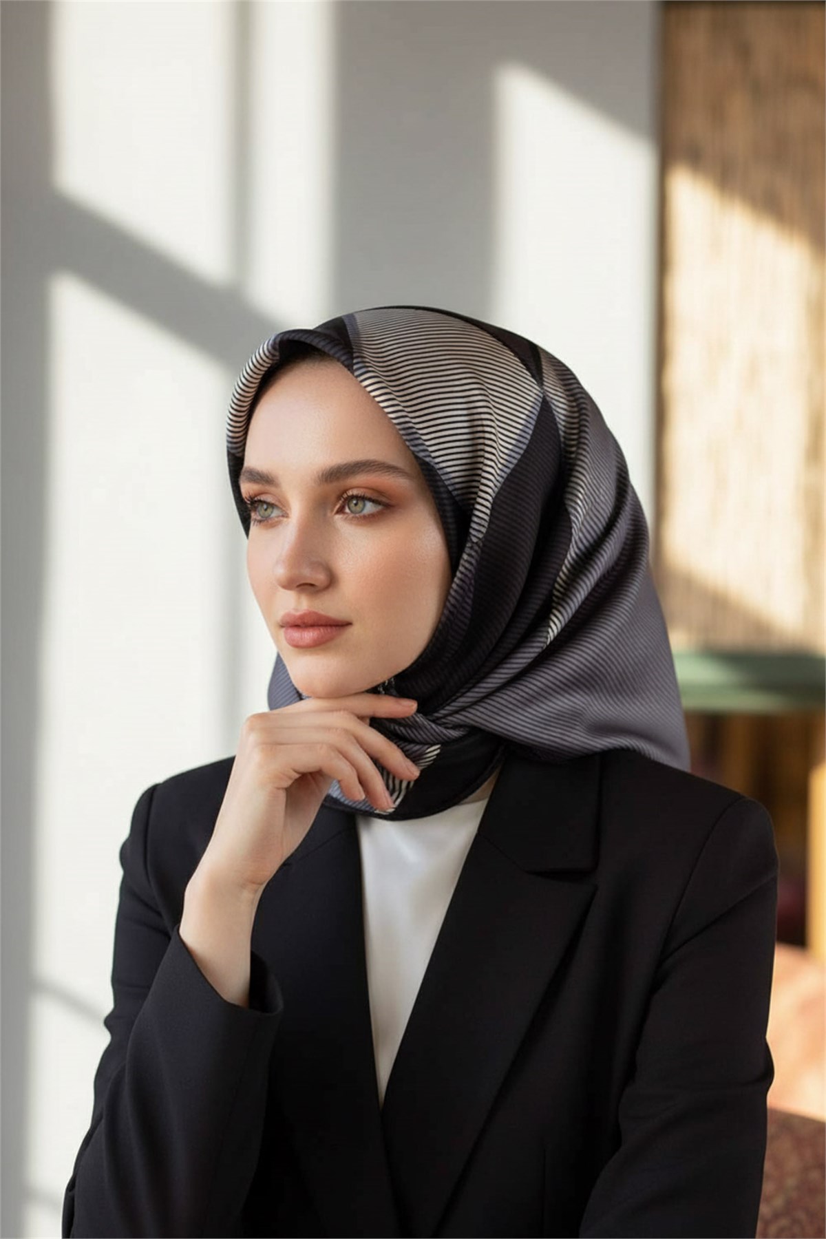 %100 Twill İpek Geometrik Desenli Gri Renkli 90x90 Eşarp Dikim Şekli : El Dikişi