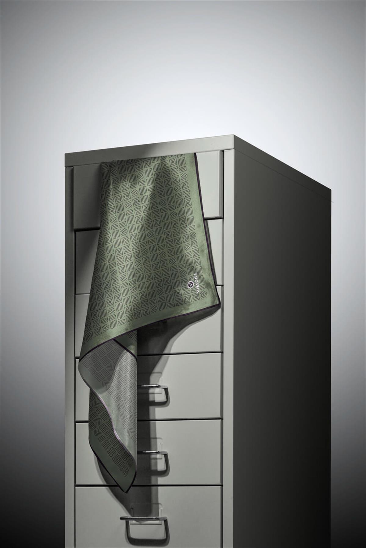 100% Twill İpek Etnik Motif Desenli Haki - Siyah Renkli 90x90 Dikim Şekli : El Dikişi Eşarp