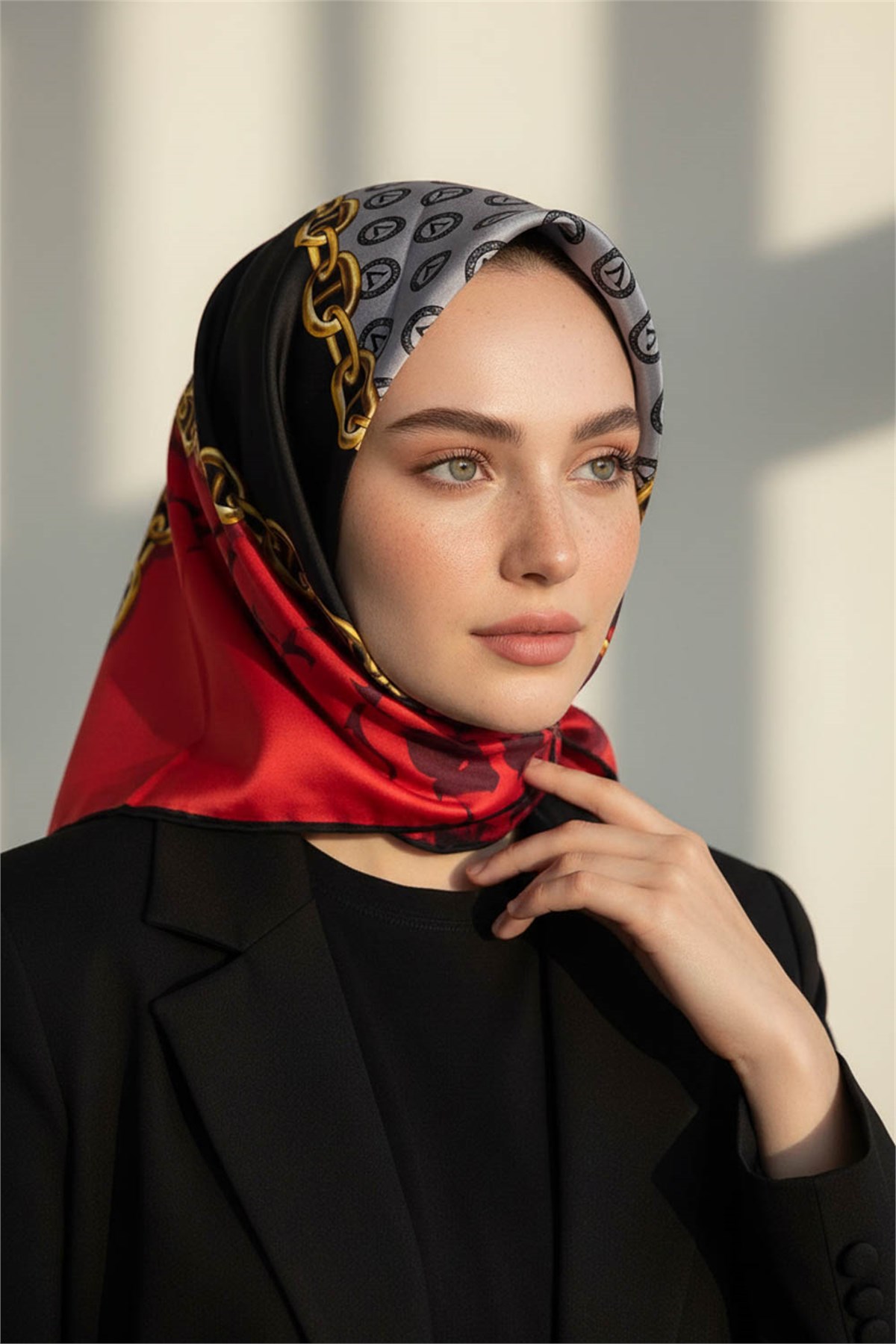 %100 Twill İpek Monogram Ve Zincir Desenli Kırmızı - Gri Renkli 90x90 Eşarp Dikim Şekli : El Dikişi