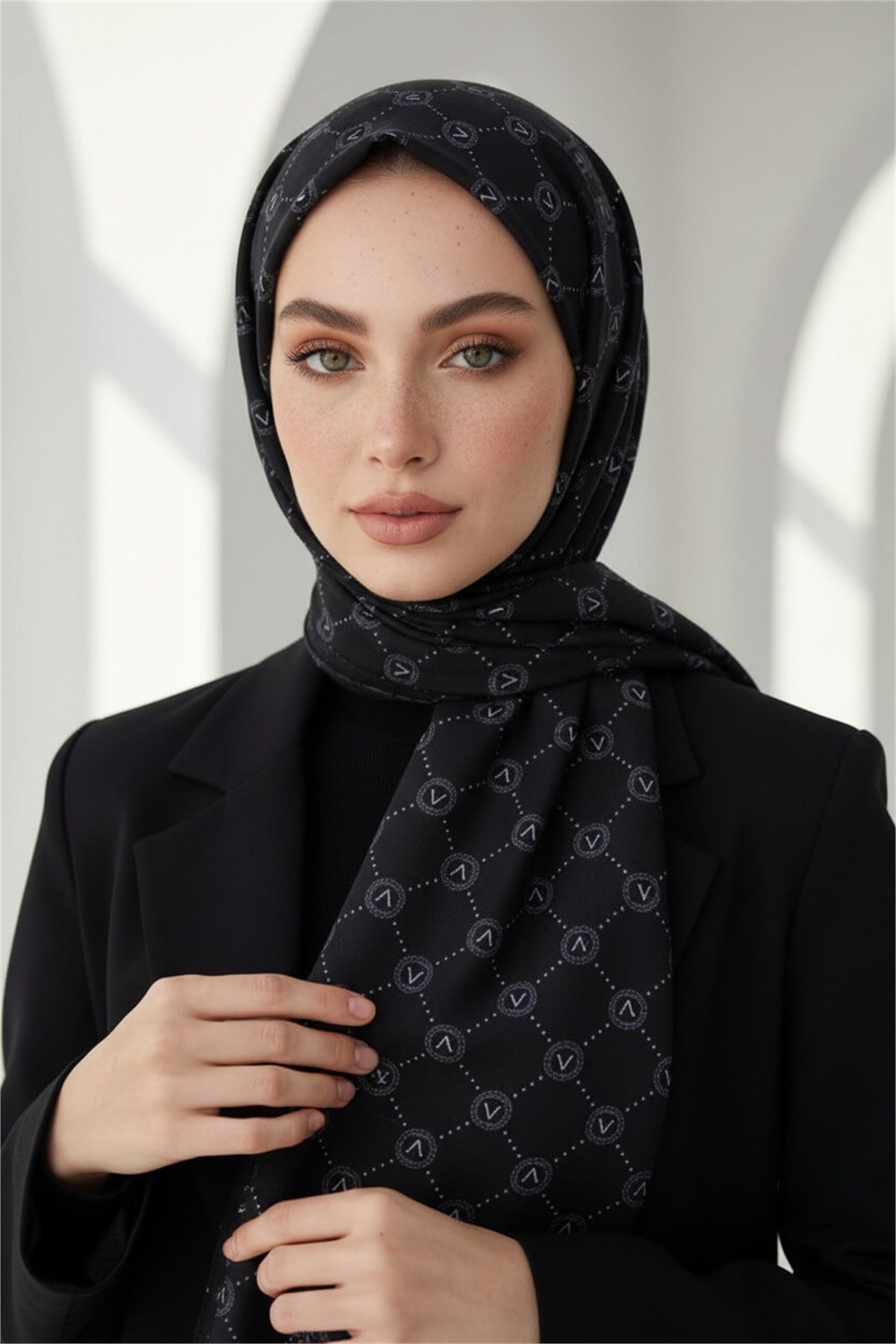 %100 Saf İpek Şal İnce Saten Vual Dokuma V Logo Desenli Siyah - Gri Renkli 90x210 Şal