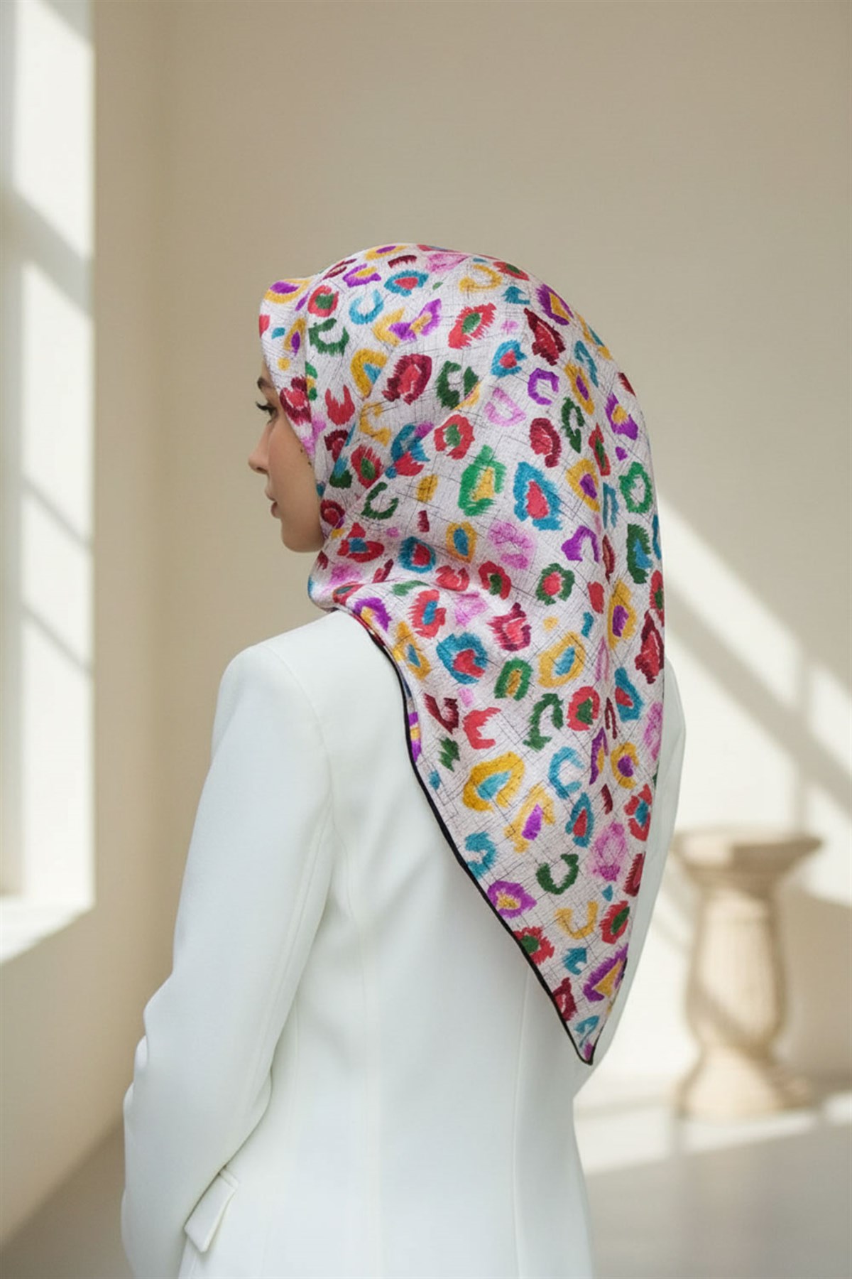 %100 Twill İpek Renkli Leopari Desenli Sarı - Pudra Renkli 90x90 Eşarp Kenar Dikiş Şekli El Dikişli