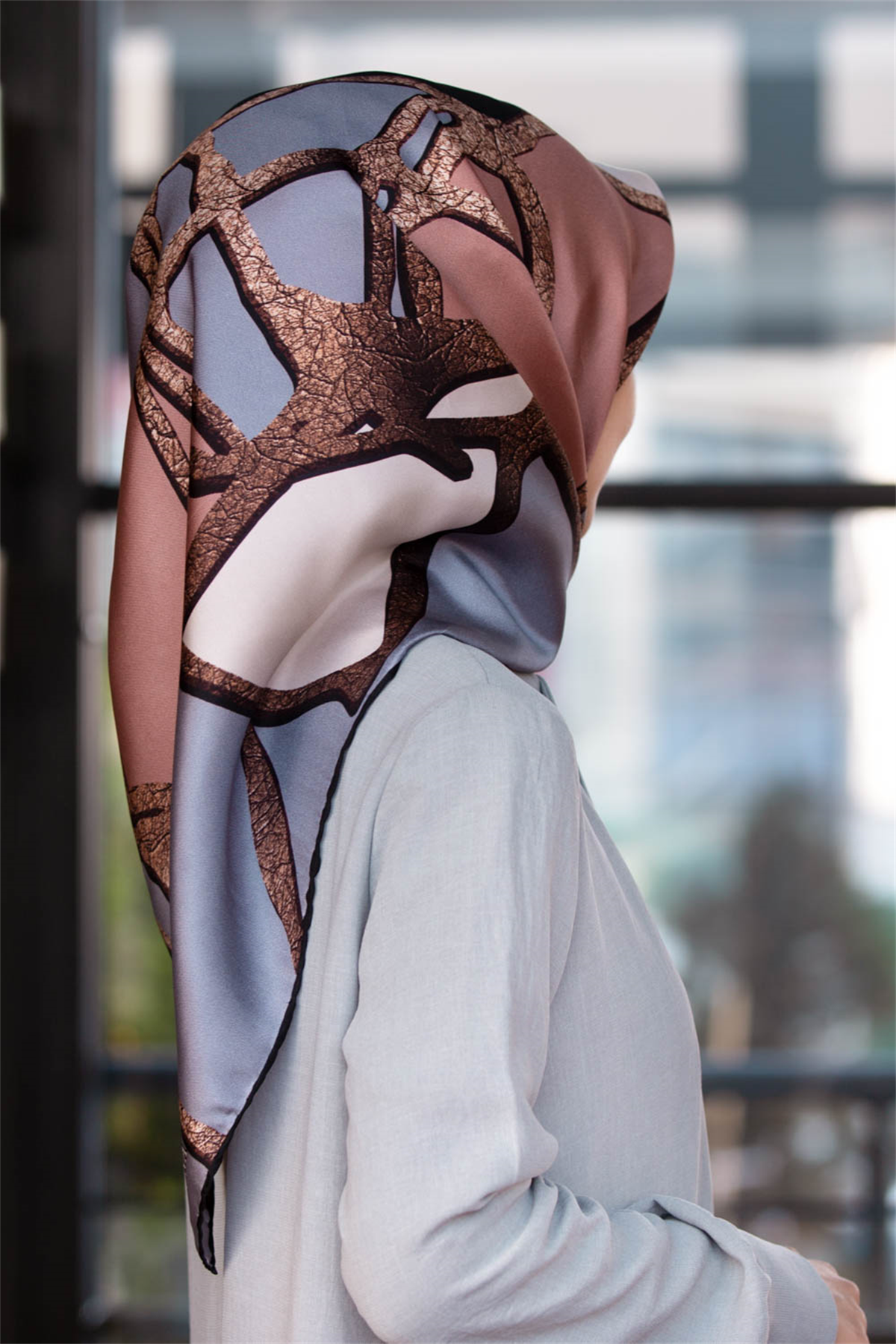 % 57 İPEK % 43 VİSKON Twill İpek Gold Efektli Geometrik Desenli Gri - Pudra Renkli 90x90 Eşarp Dikim Şekli : El Dikişi