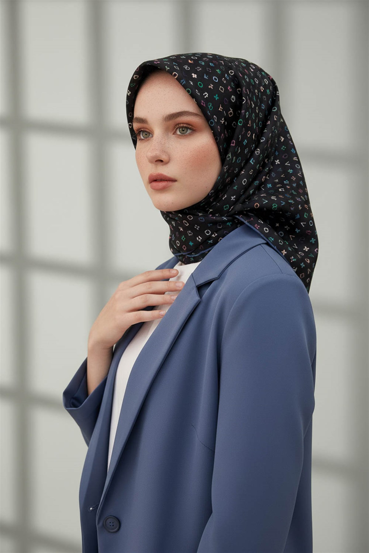 %100 Twill İpek Çıtır Motif Desenli Siyah - İndigo Renkli 90x90 Eşarp Dikim Şekli : El Dikişi