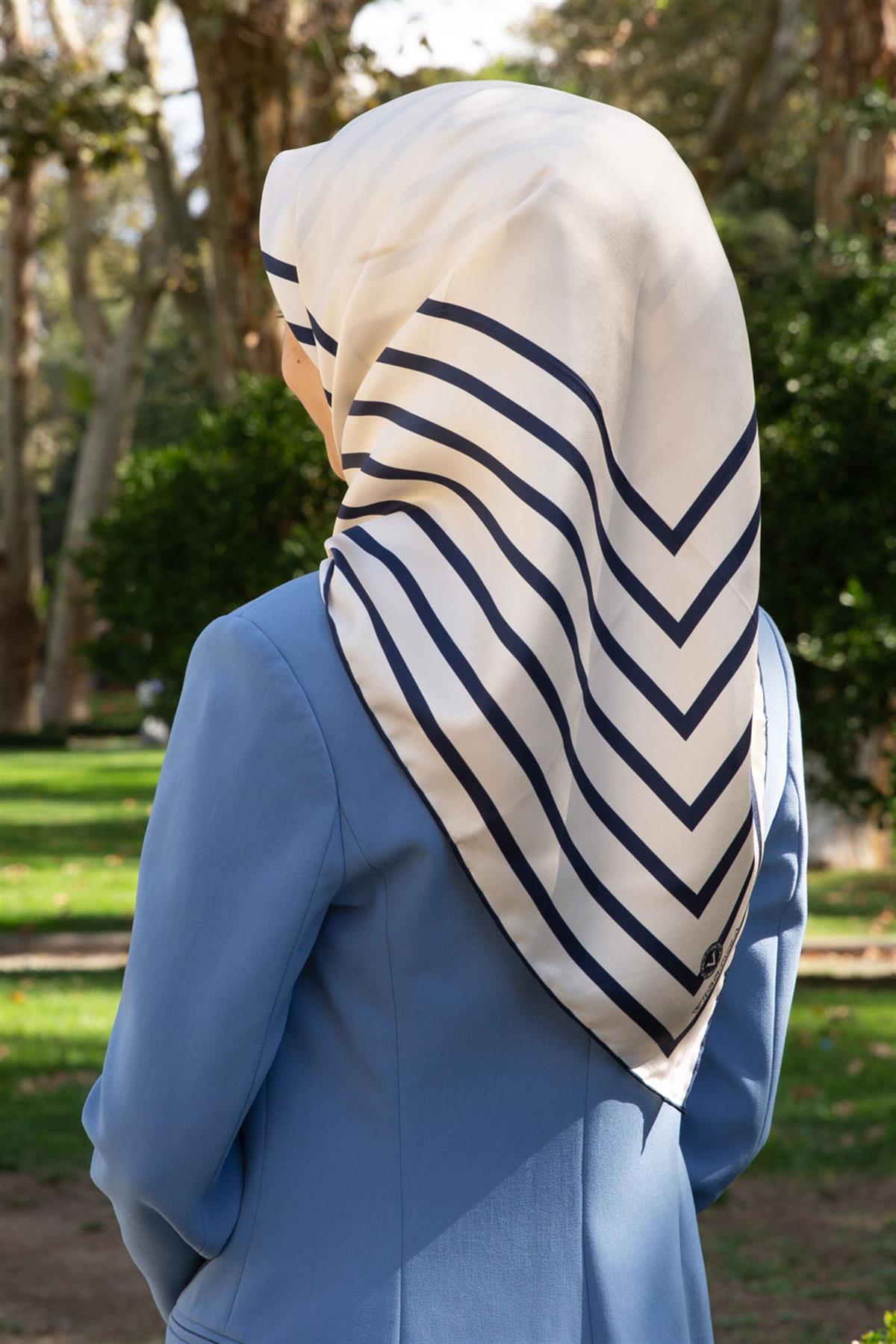 %100 Twill İpek Çizgili Desenli Krem -  Lacivert Renkli 90x90 Eşarp Dikim Şekli : El Dikişi