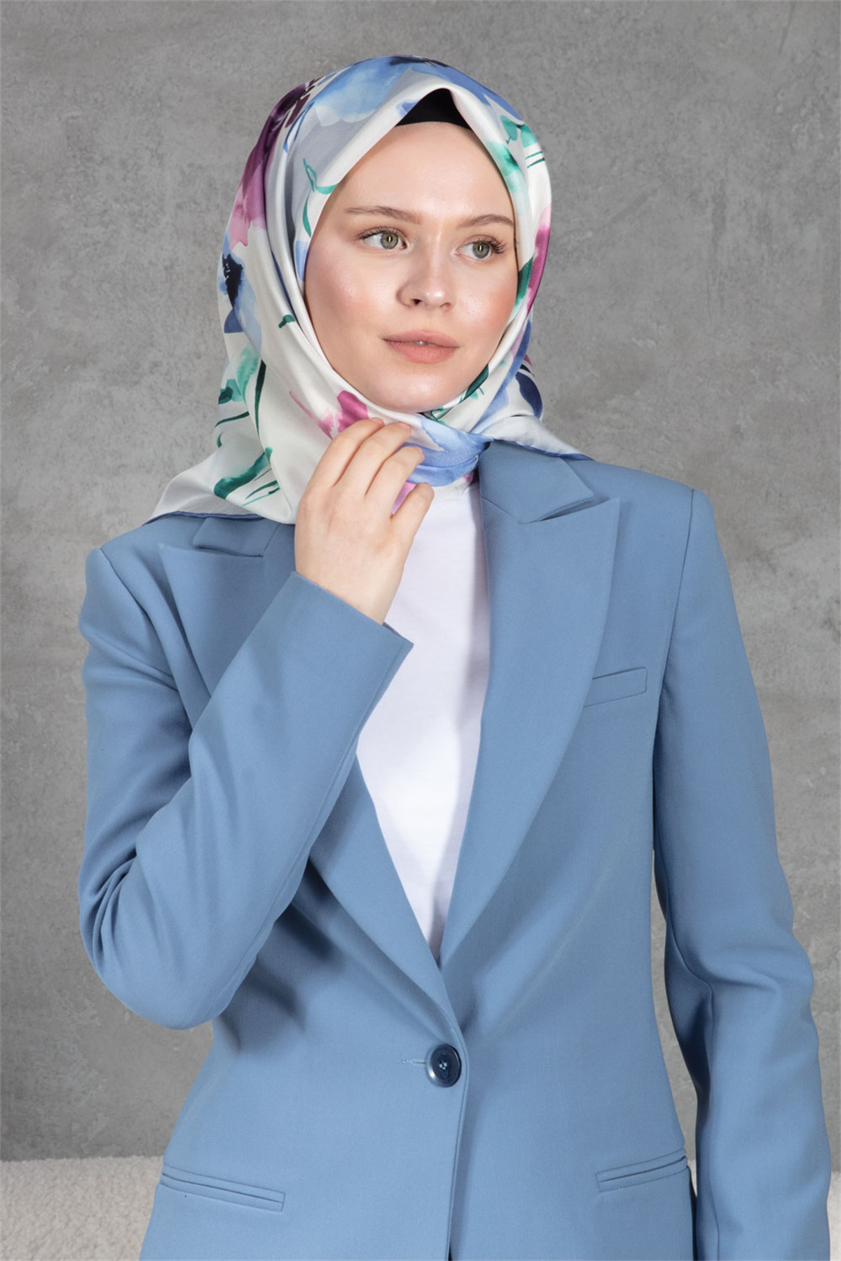 %100 Twill İpek Çiçek Desenli Gül Kurusu - İndigo Renkli 90x90 Dikim Şekli : El Dikişi Eşarp